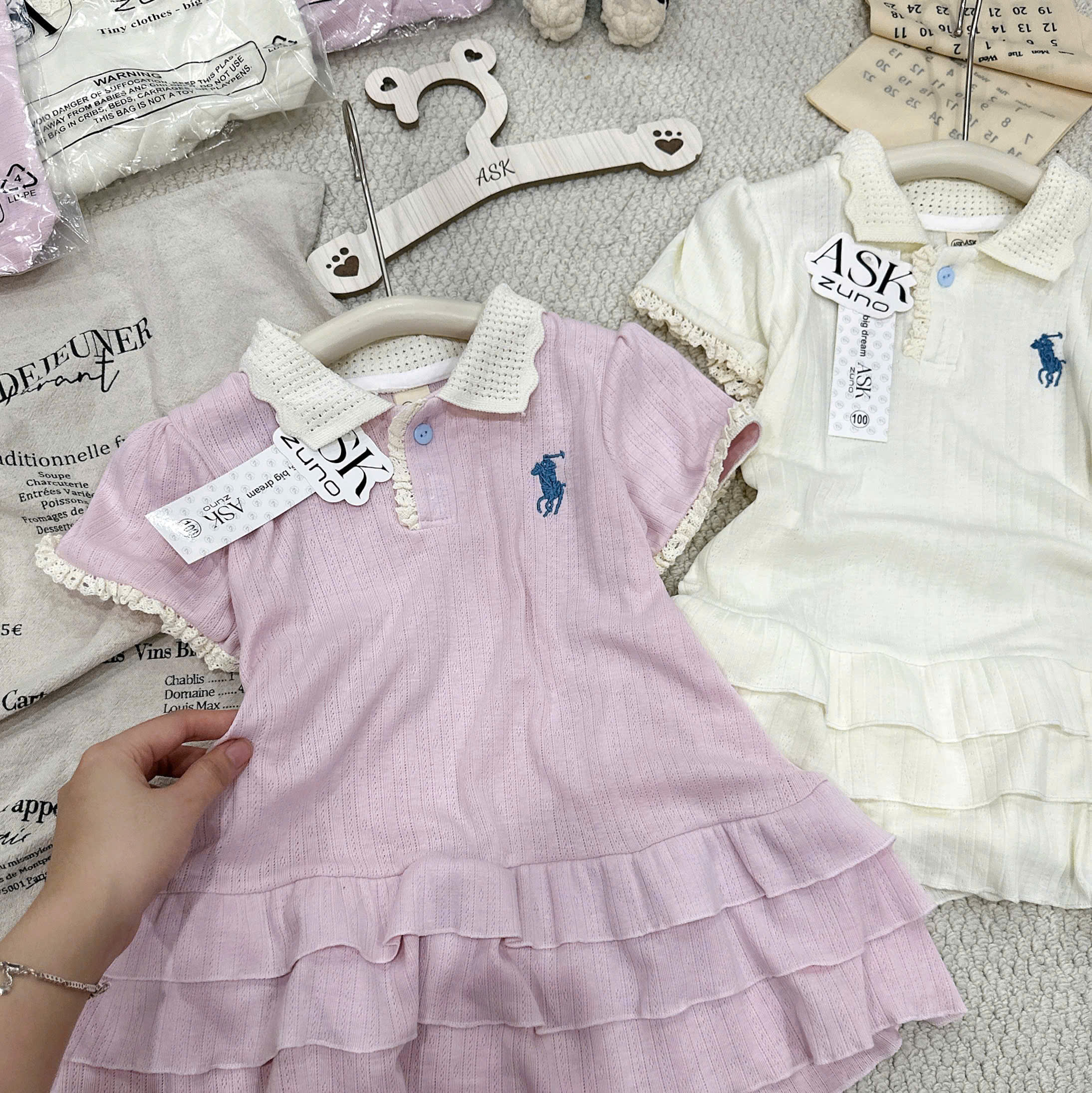 VB580 - VÁY POLO BÉ GÁI TĂM THÊU KỊ SĨ BÈO TẦNG