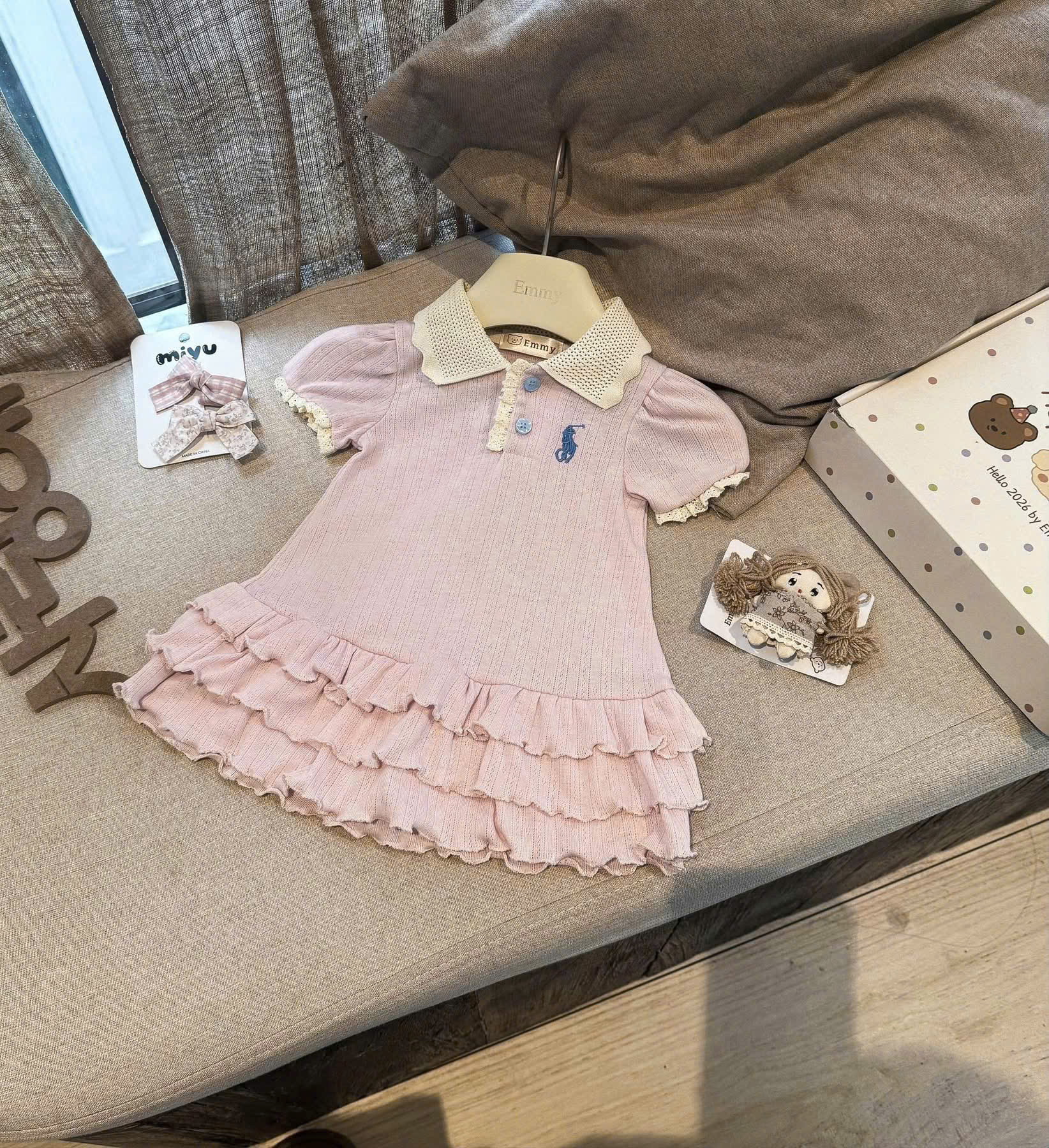 VB580 - VÁY POLO BÉ GÁI TĂM THÊU KỊ SĨ BÈO TẦNG