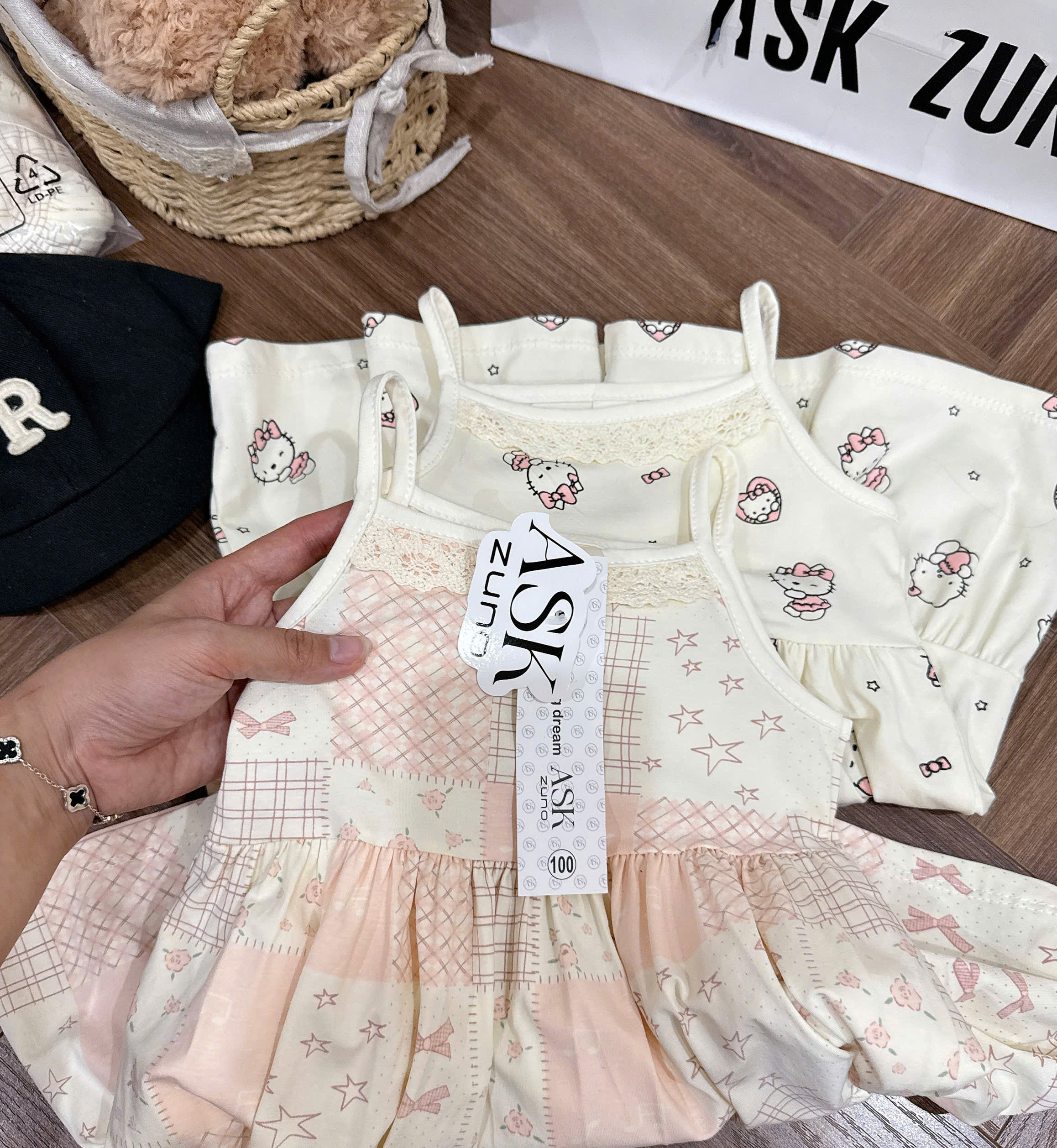 VB583 - SET 2 VÁY BÉ GÁI 2S KITTY THỔ CẨM