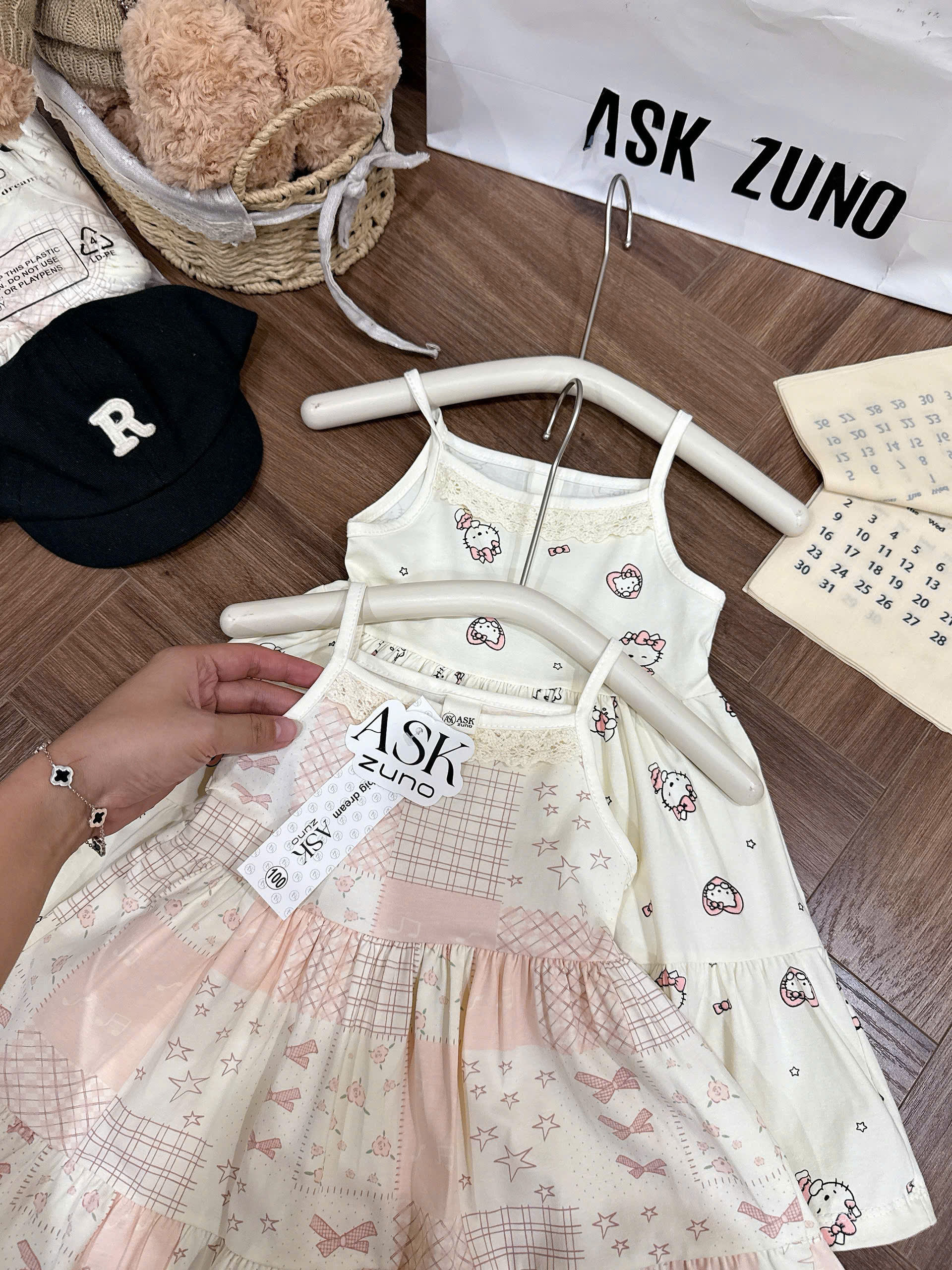 VB583 - SET 2 VÁY BÉ GÁI 2S KITTY THỔ CẨM