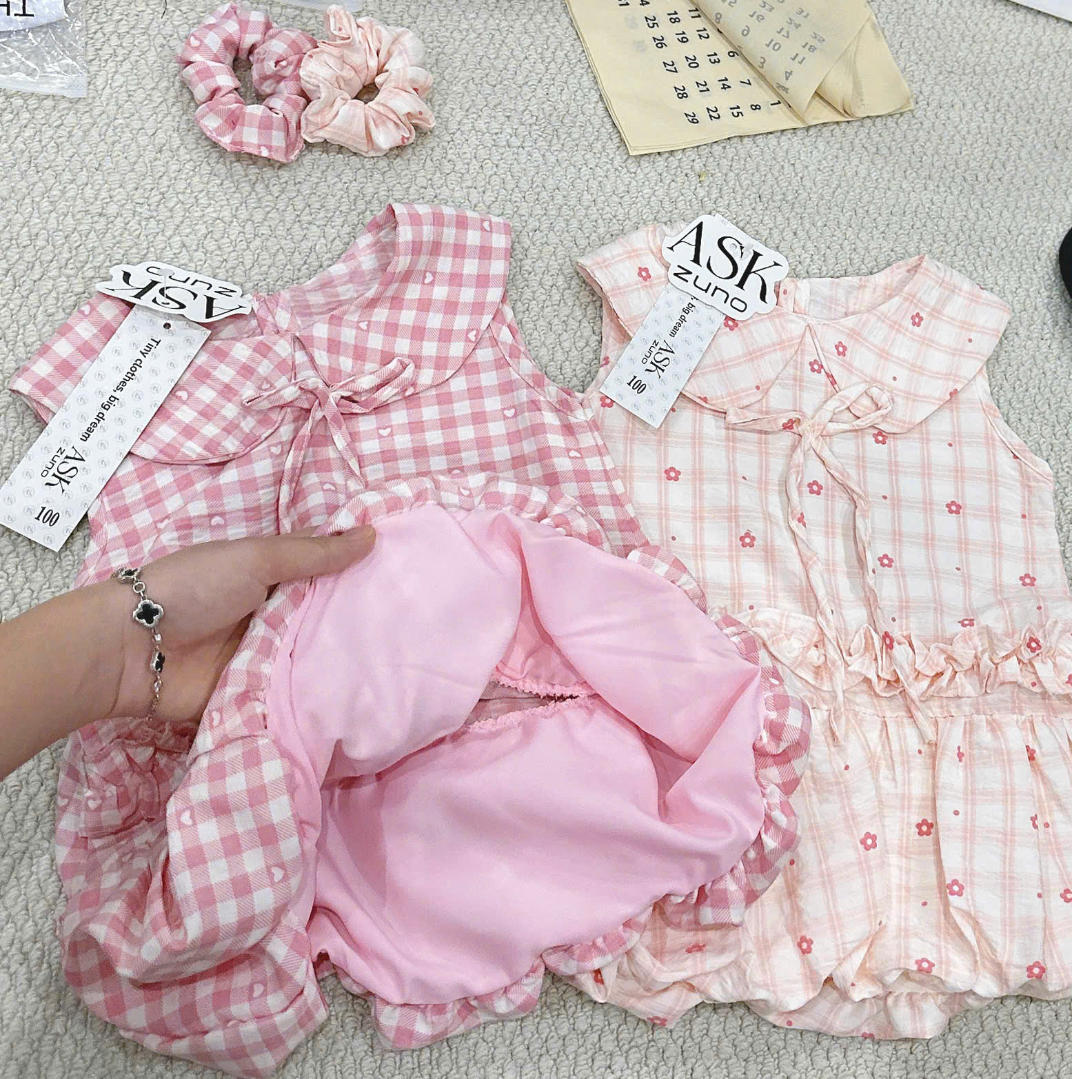 VB592 - VÁY BÉ GÁI KẺ CARO CỔ SEN BỒNG GẤU