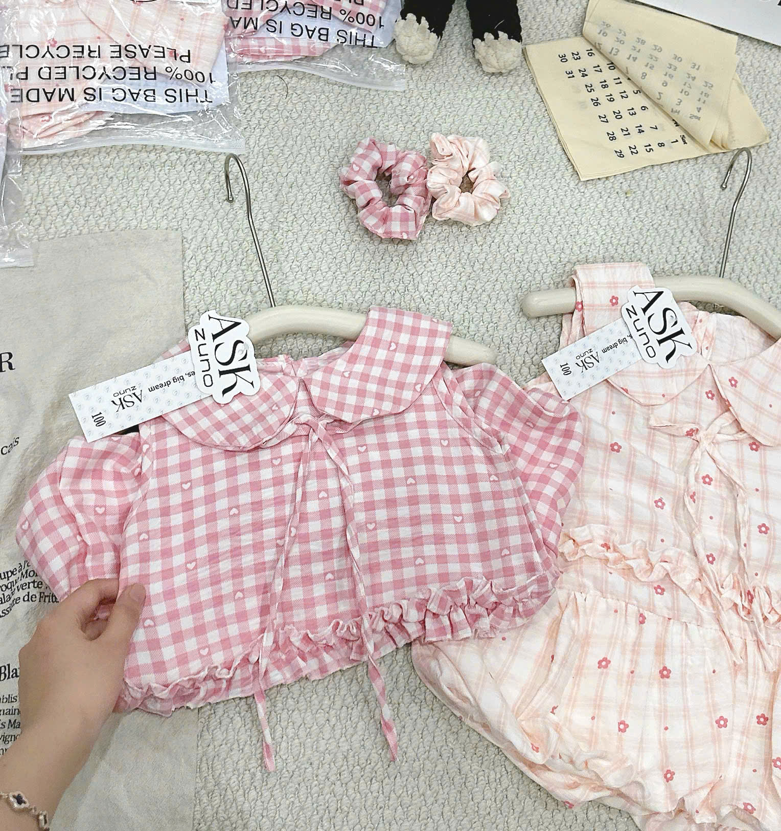 VB592 - VÁY BÉ GÁI KẺ CARO CỔ SEN BỒNG GẤU