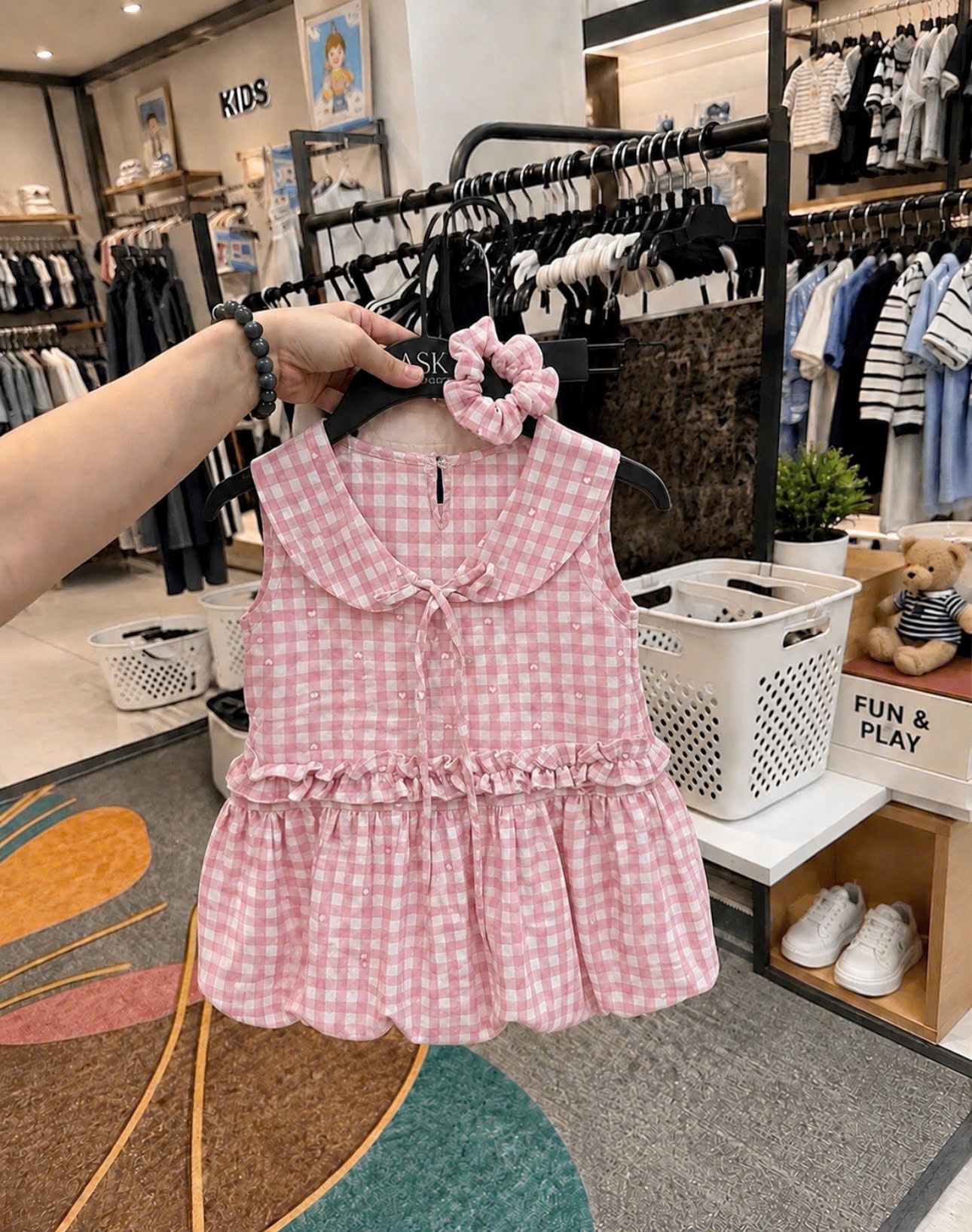 VB592 - VÁY BÉ GÁI KẺ CARO CỔ SEN BỒNG GẤU