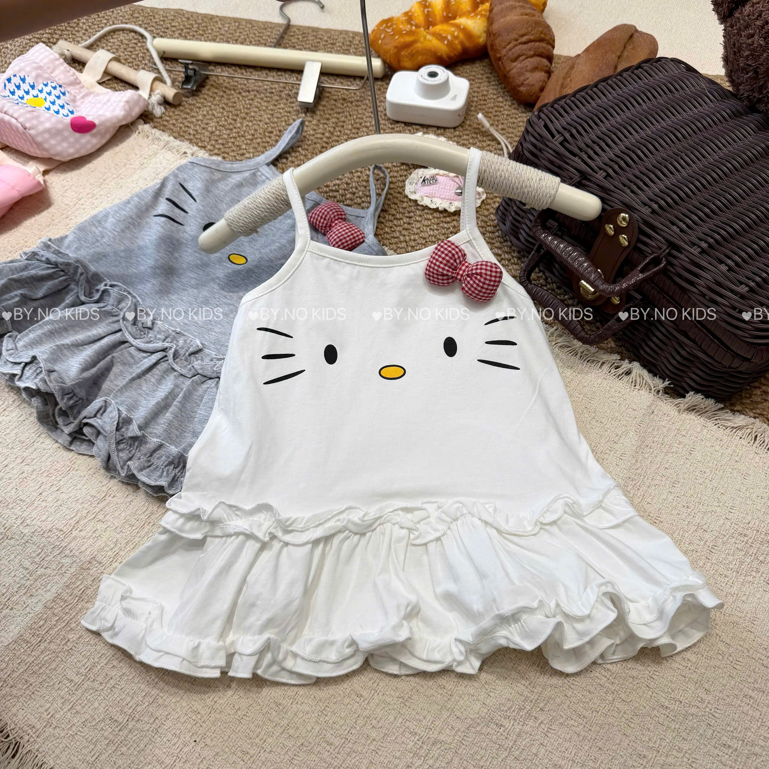 VB602 - SET 2 VÁY BÉ GÁI 2S KITTY xám trắng