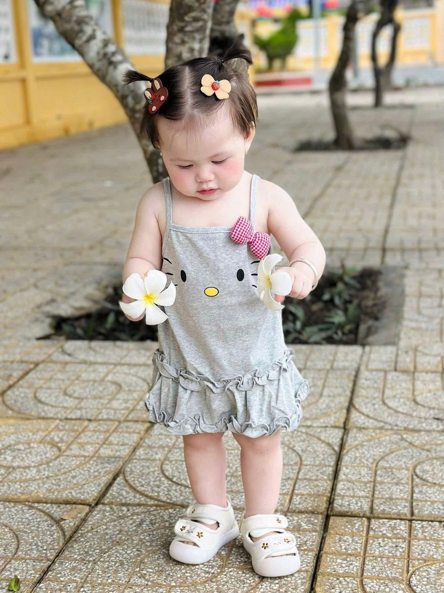VB602 - SET 2 VÁY BÉ GÁI 2S KITTY xám trắng