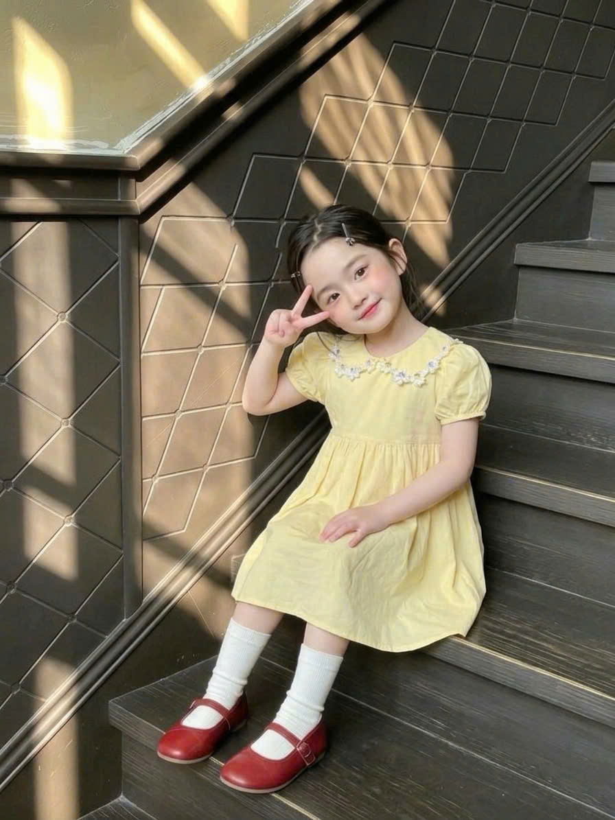 VB603 - VÁY BÉ GÁI VÀNG BABYDOLL THÊU HOA CỔ