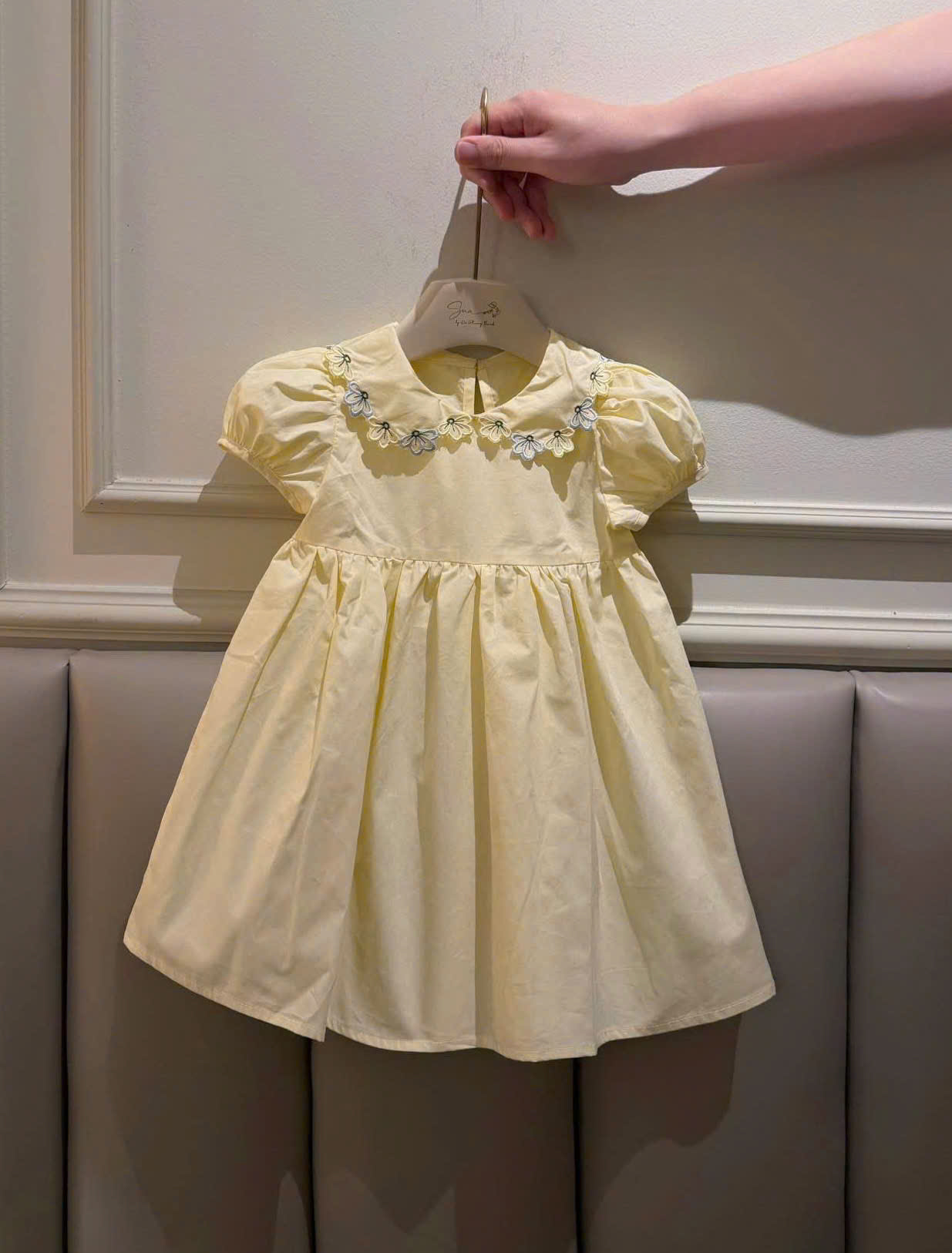 VB603 - VÁY BÉ GÁI VÀNG BABYDOLL THÊU HOA CỔ