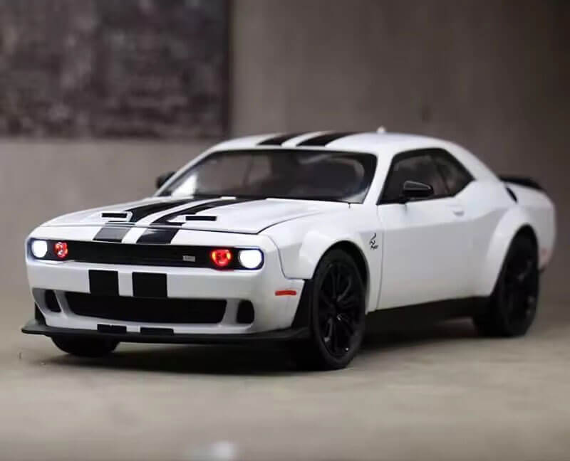 Xe-mo-hinh-Dodge-Challenger-SRT-Hellcat-1-24-Kim-Loai_tải-xuống-(2).jpg