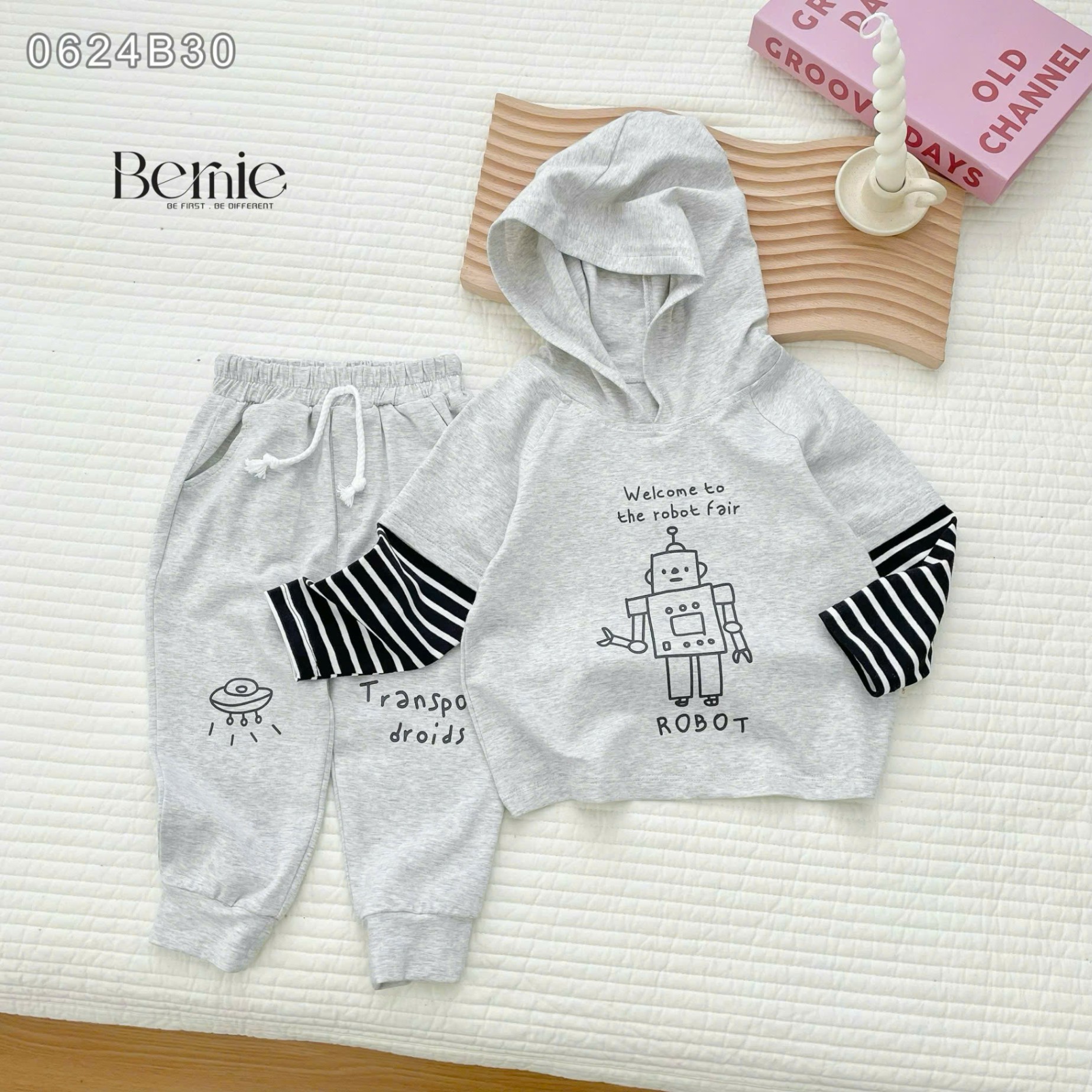 Set cotton dài tay phối kẻ hình in robot có mũ phong cách Bernie cho bé