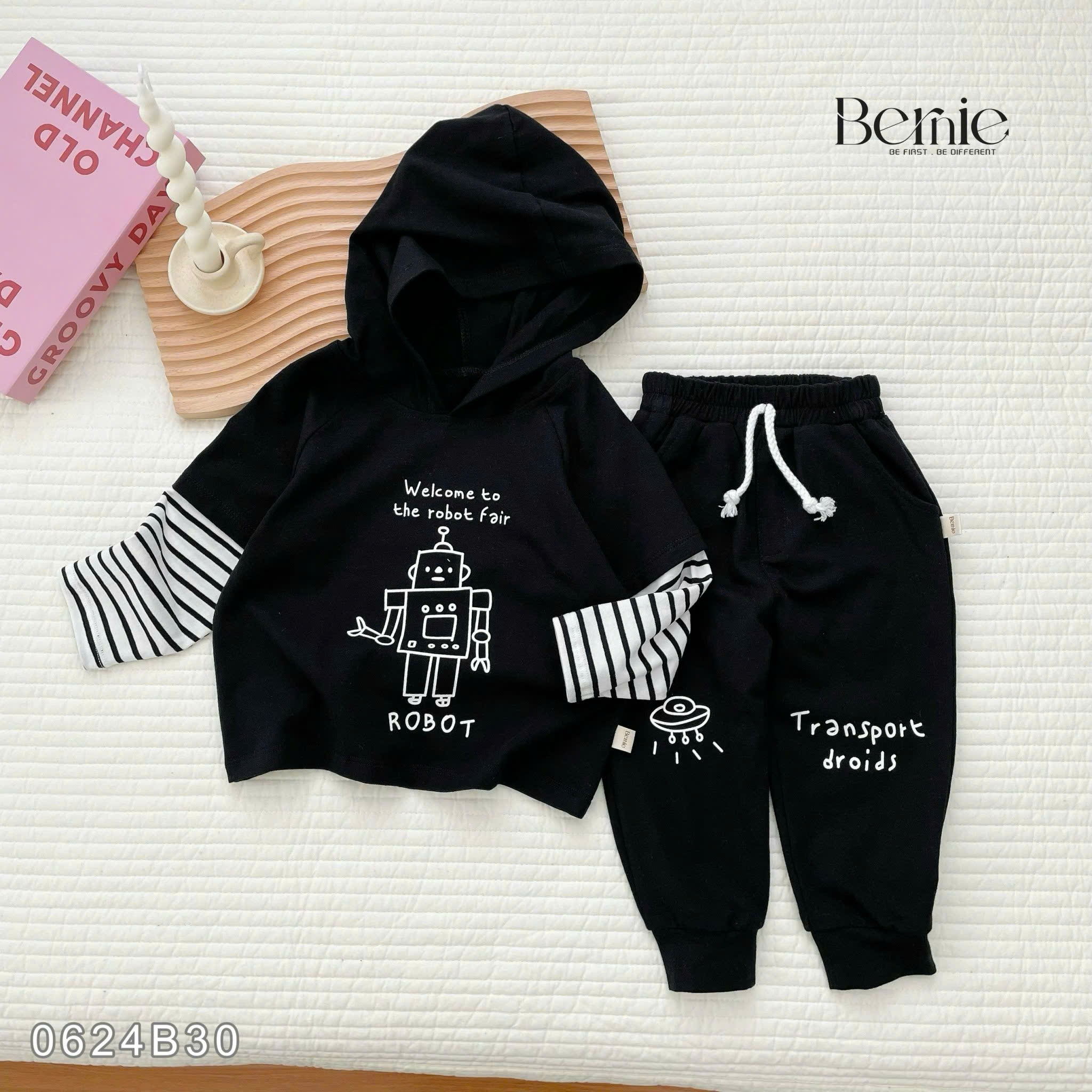 Set cotton dài tay phối kẻ hình in robot có mũ phong cách Bernie cho bé