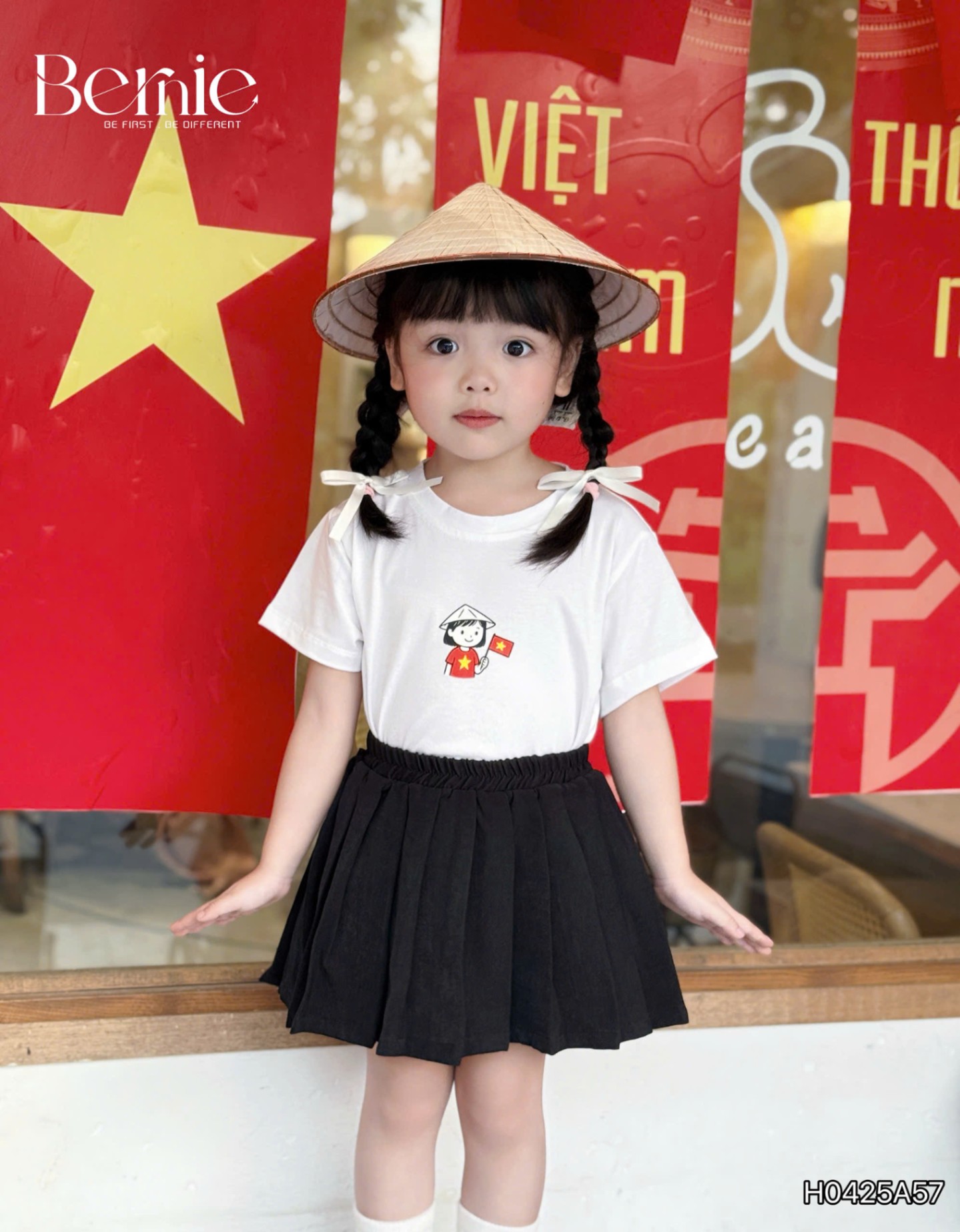 Áo cotton em bé cầm cờ Việt Nam Bernie