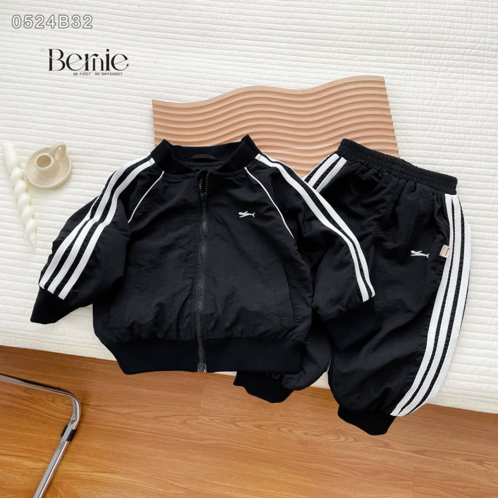 Bộ gió thể thao 2 lớp bo gấu phối sóc khỏe khoắn Bernie cho bé