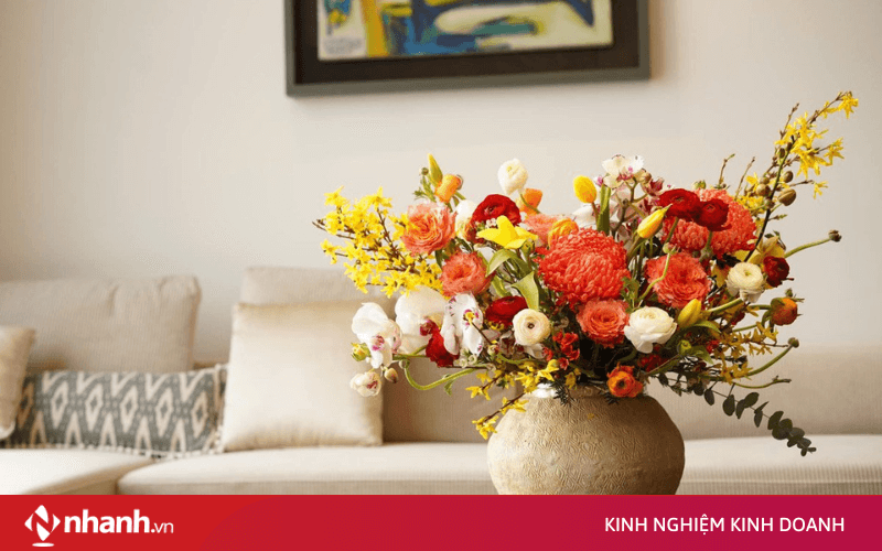 Trang trí phòng khách ngày Tết với hoa tươi