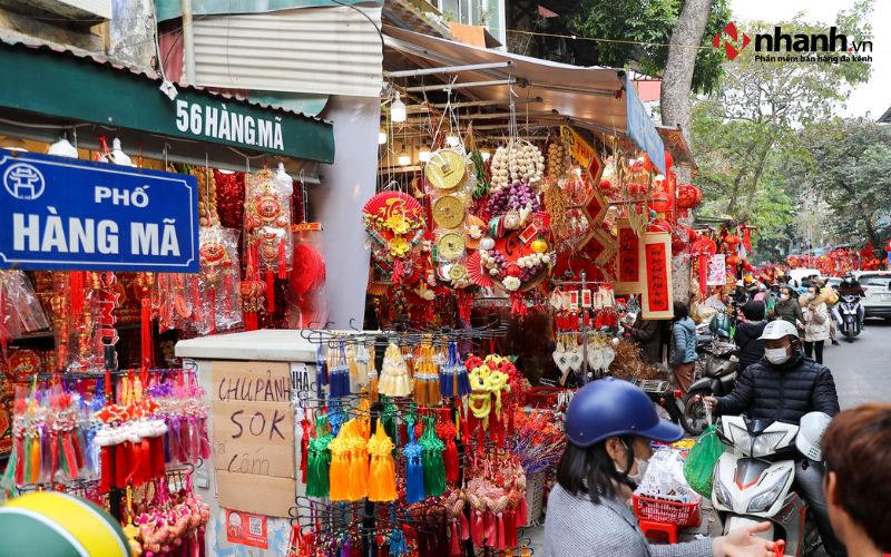 Phố Hàng Mã địa chỉ bán đồ trang trí Tết độc đáo ở Hà Nội