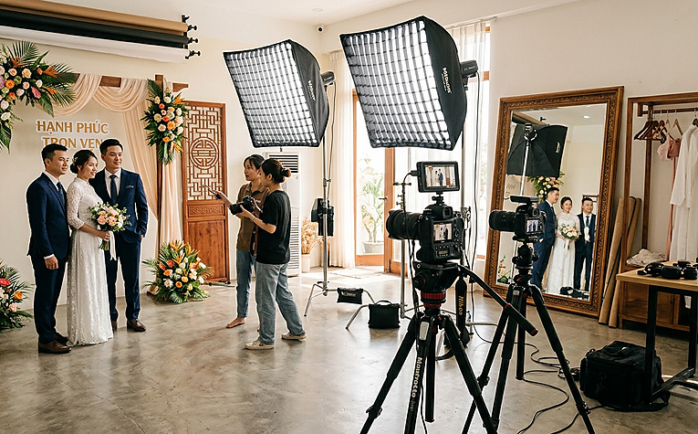 Mua sắm trang thiết bị và đèn studio cho cửa hàng áo cưới