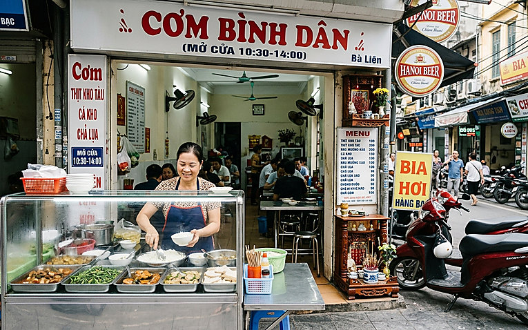 Mặt tiền quán cơm bình dân sạch sẽ, đông khách tại Việt Nam