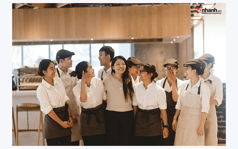 Đội ngũ nhân viên phục vụ thân thiện và chuyên nghiệp tại quán pizza