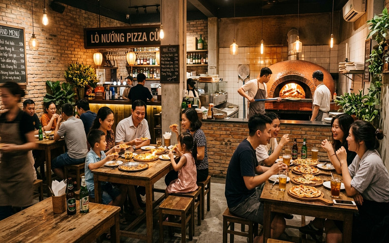 Không gian quán pizza lò nướng củi ấm cúng và đông đúc thực khách