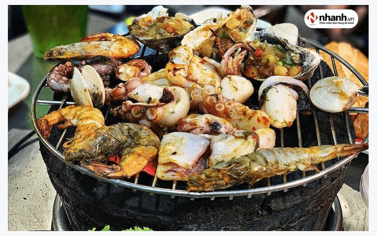 Quán nướng ngoài trời với thiết kế đơn giản tiết kiệm