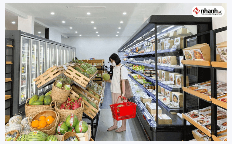 Bố cục trưng bày phân khu rõ ràng cho cửa hàng kinh doanh đa dạng sản phẩm