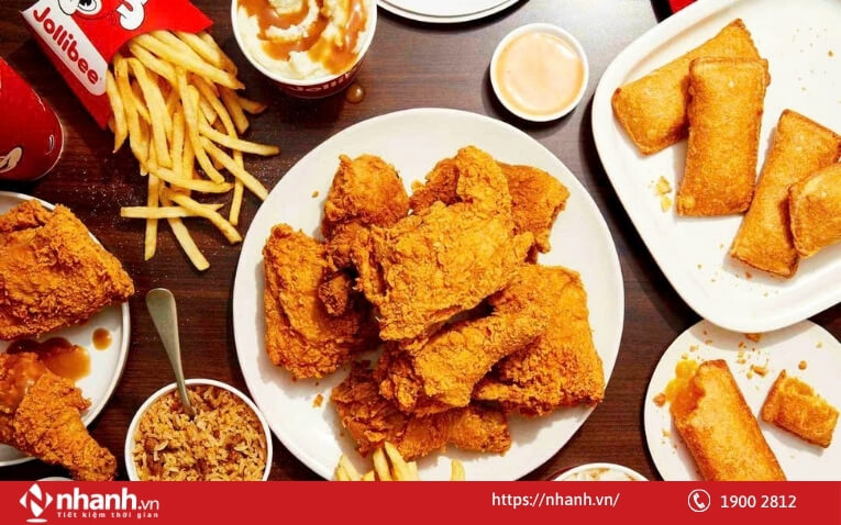 Combo gá rán, khoai tây chiên, nước ngọt luôn đi kèm với nhau