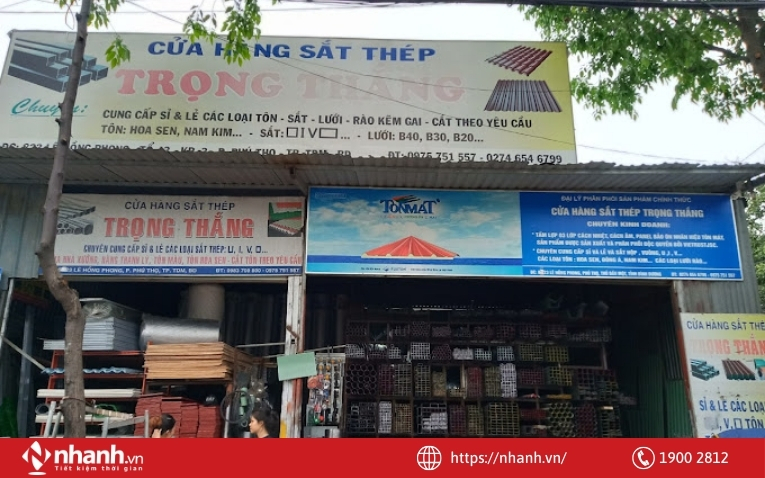 Địa điểm của cửa hàng sắt thép cần rộng rãi, gần kho bãi