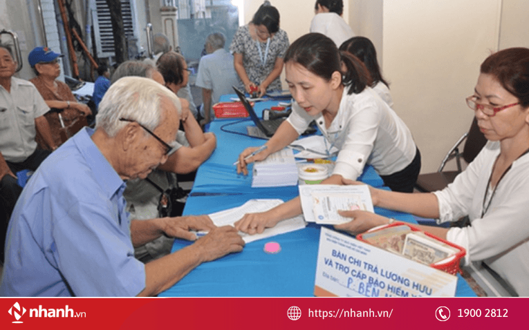 Người tham gia BHXH tự nguyện cần đủ tuổi nghỉ hưu và có tối thiểu 15 năm đóng BHXH để hưởng lương hưu