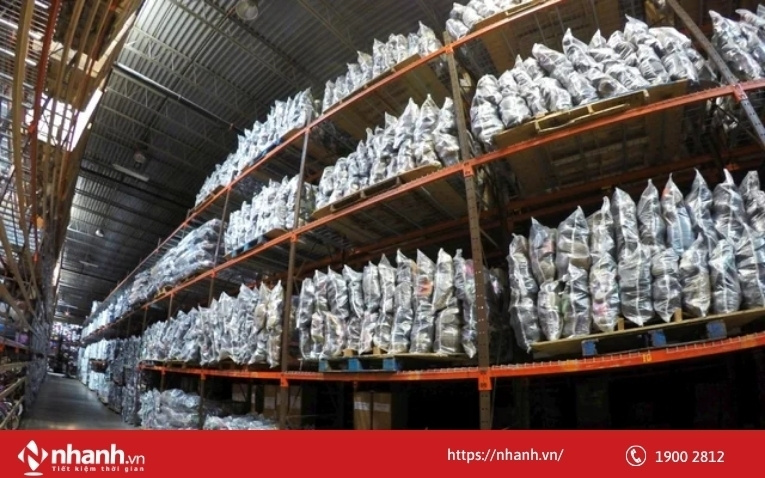 Sắp xếp kho theo khu vực và lối đi hợp lý