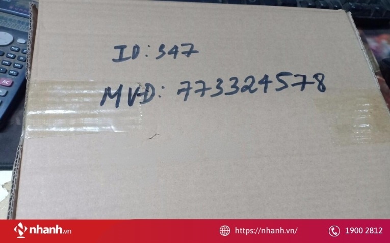 Viết tay phiếu giao hàng