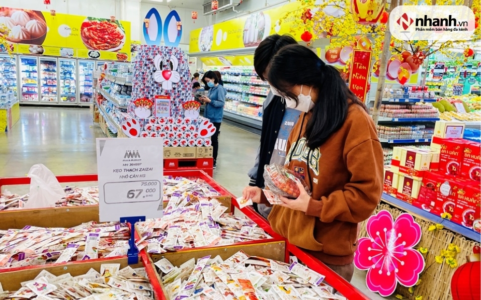 Người tiêu dùng mua sắm mứt Tết, bánh kẹo dịp Tết