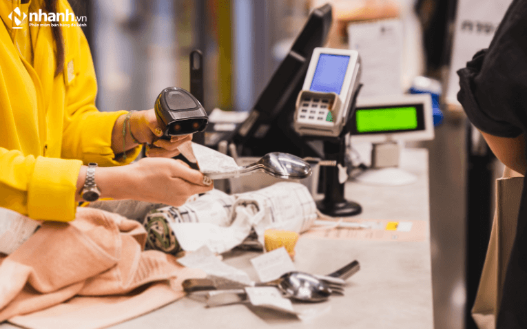 Sử dụng mã vạch hoặc RFID để kiểm kho nhanh chóng và hiệu quả