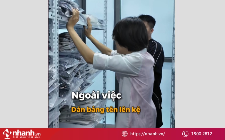 Dán tên kệ và mã tổng trên kệ