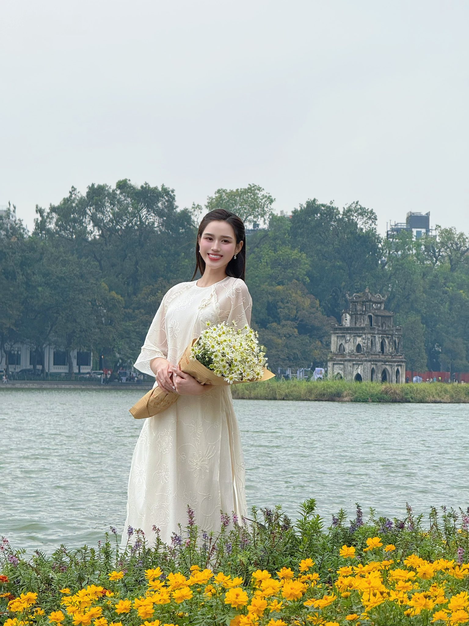 Bat-Mi-Nhung-Mau-Ao-Dai-Chan-Ai-Duoc-Cac-Hoa-A-Hau-Va-Dau-Hao-Mon-San-Don-Nhiet-Tinh-Tet-2026_595479885_1437480835050979_214965732520048953_n.jpg