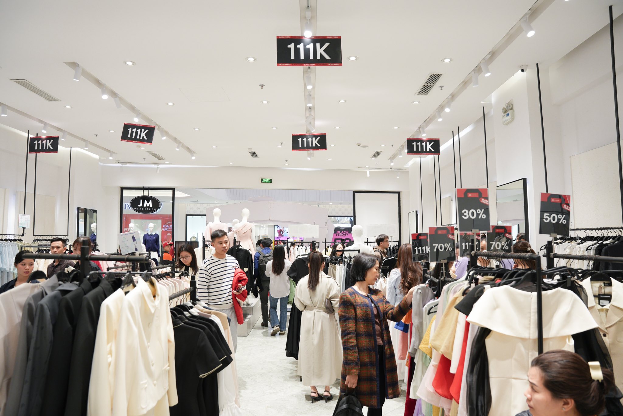 VE-CHUNG-TOI-JM-DRESS-DESIGN_592043629_1420743089416079_2334730418887275205_n (1).jpg