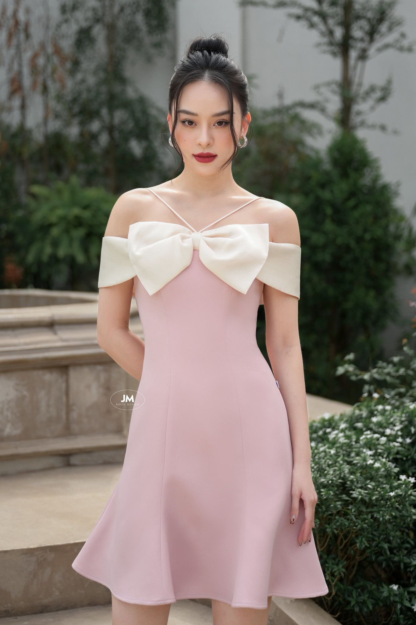 Lên đồ đỉnh khỏi bàn với váy cưới màu hồng pastel – Tu Linh Boutique