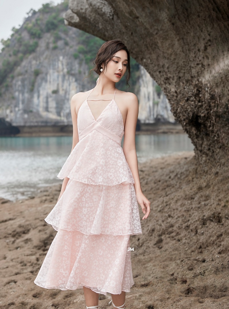 Đầm maxi cổ yếm đính bông bo chun eo dáng dài đi biển, váy dạo biển dáng  xoè sang chảnh | Shopee Việt Nam
