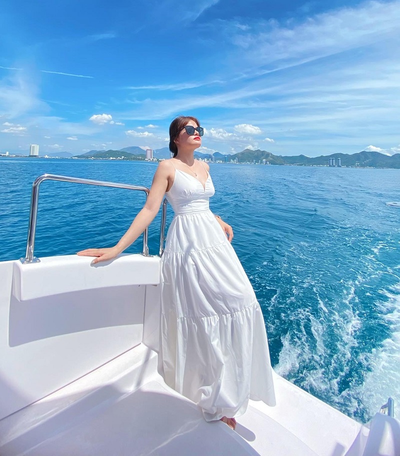 30+ Mẫu váy trắng đi biển cho nàng tha hồ thả dáng sống ảo