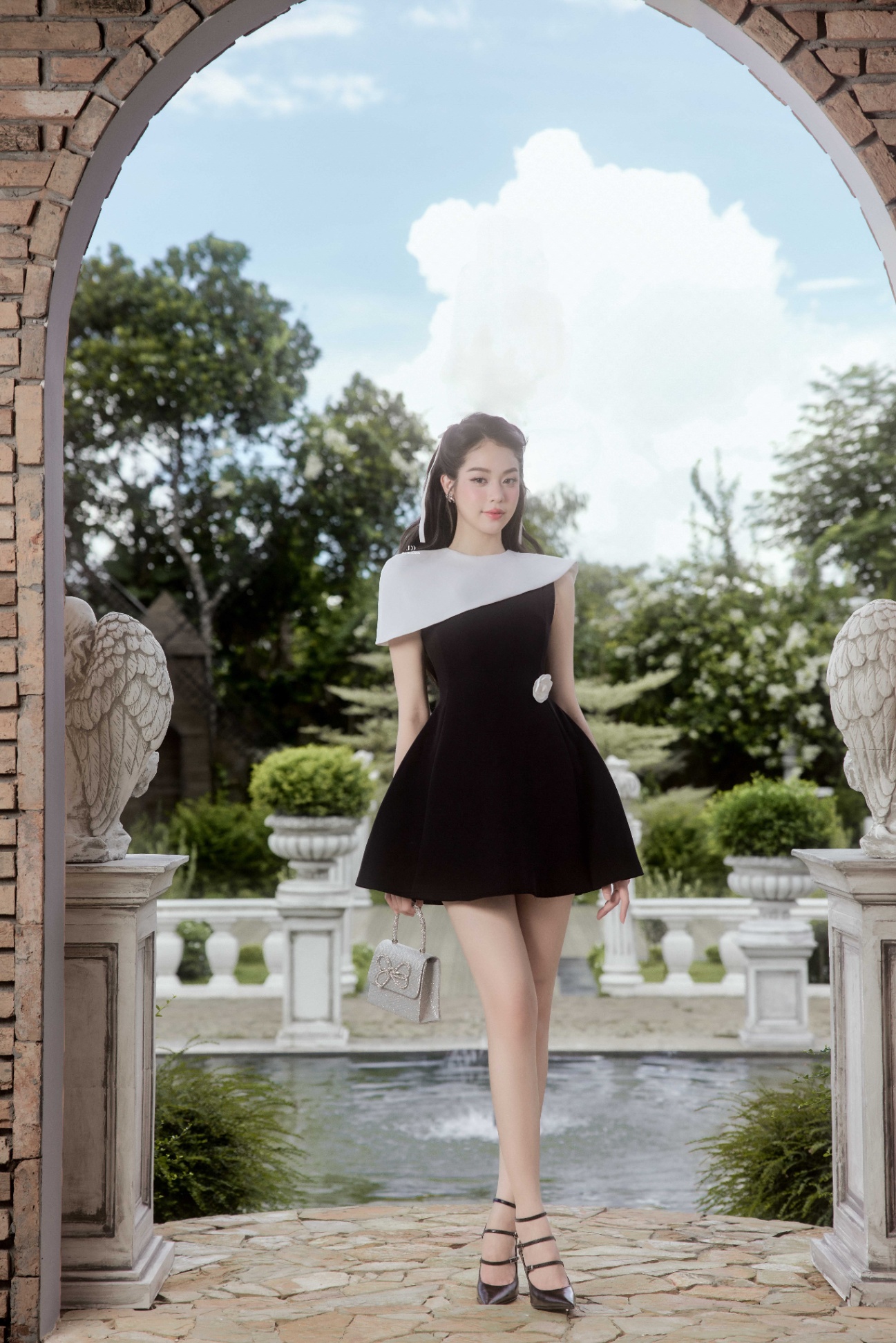 Đầm xếp ly 2 bên phối vạt bong bên trên