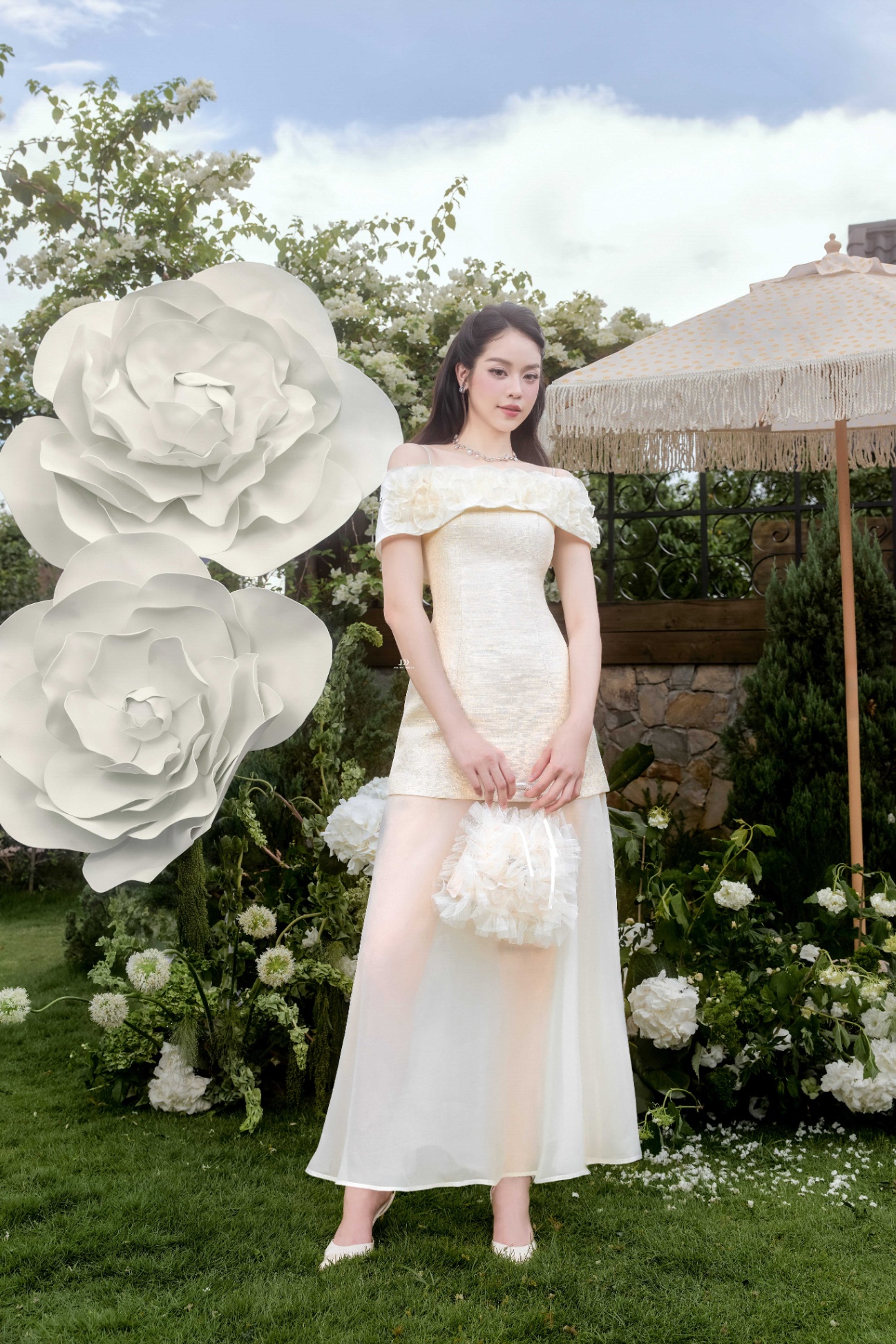 Đầm 2 dây ngang vai hoa đính
