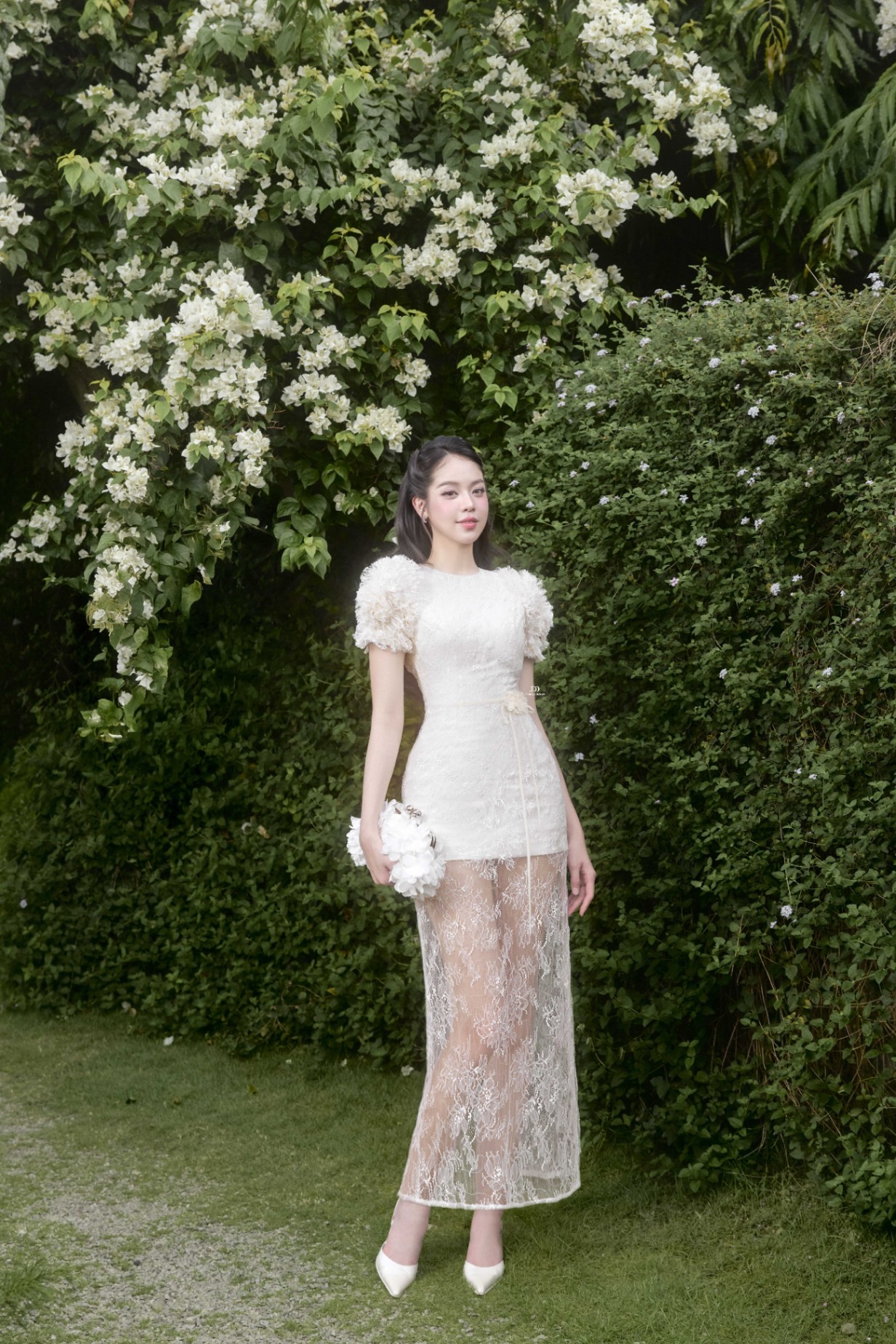 Đầm ren cổ tròn tay đính hoa phồng