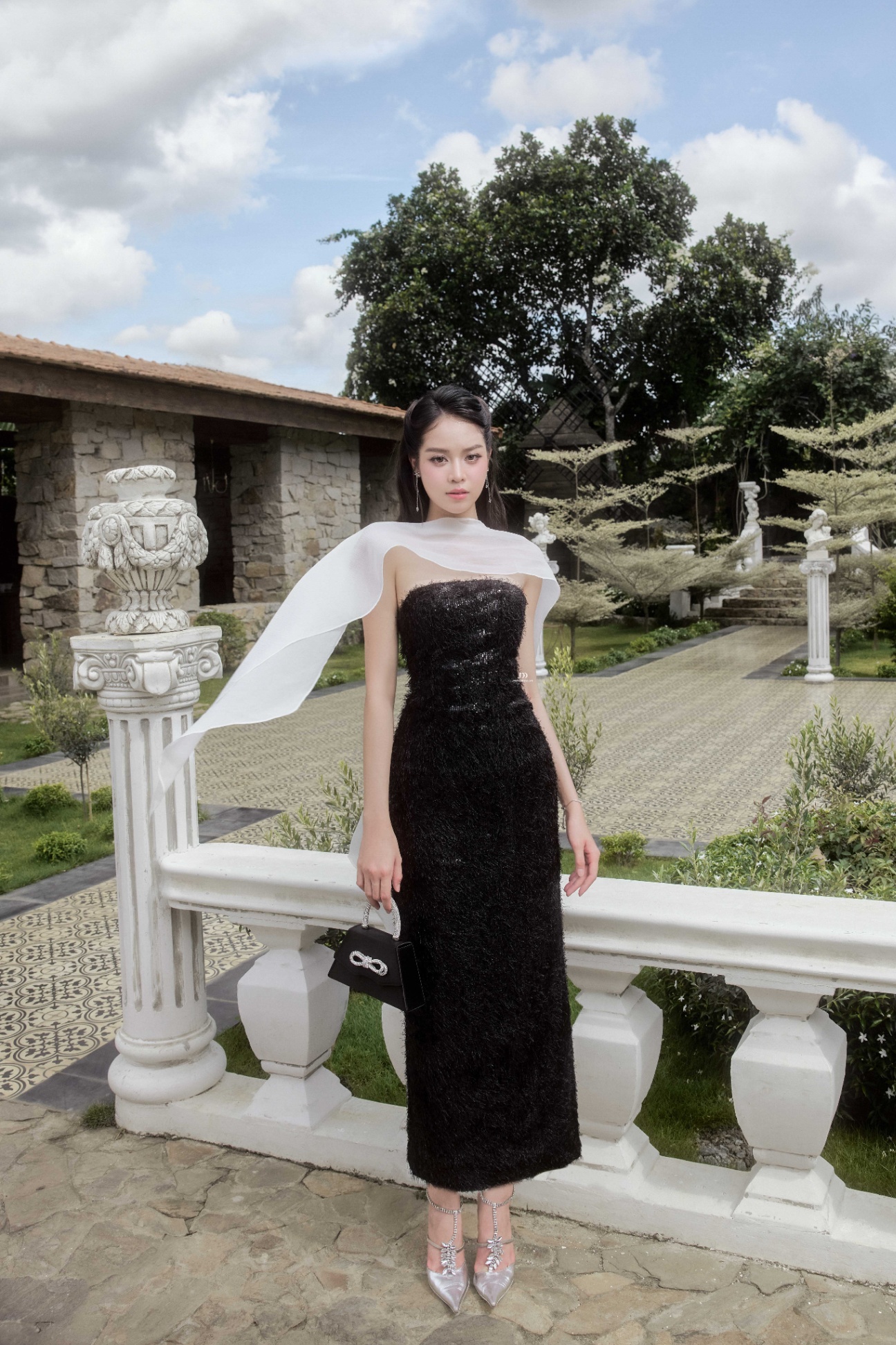 Đầm quây dáng suông nhỏ phối khăn choàng