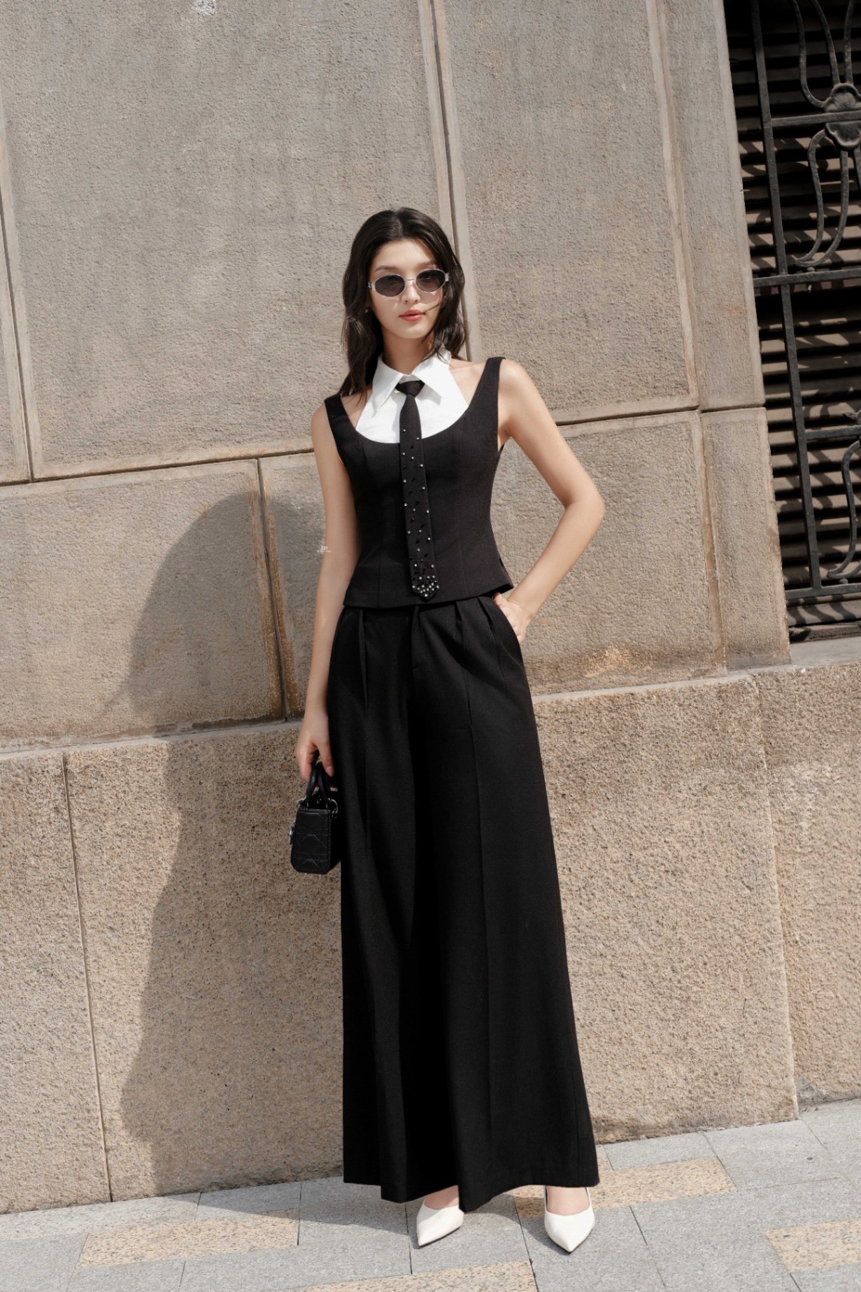 Áo cổ U cách điệu phối cổ sơ mi cà vạt