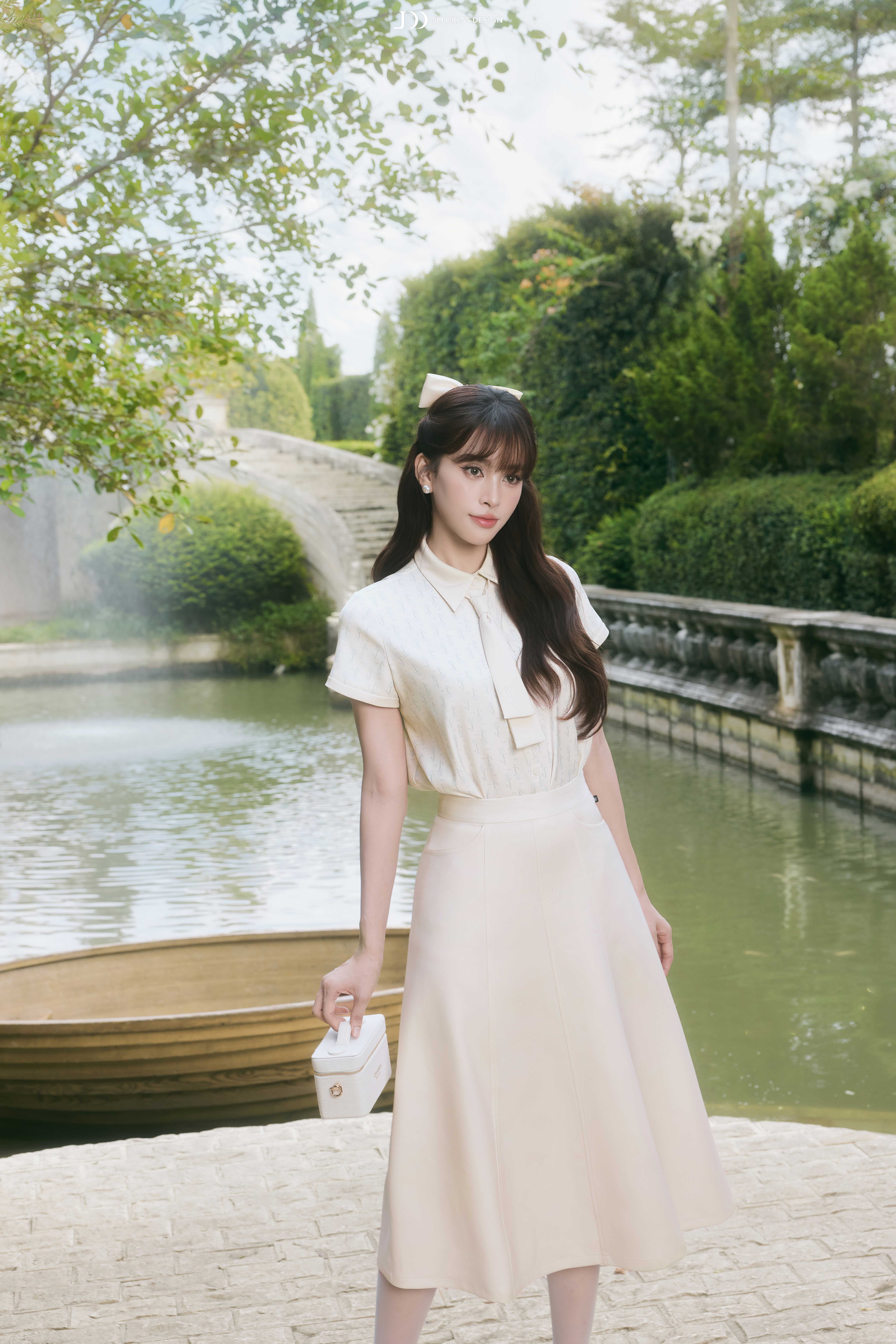 Áo Xuân Hè dáng suông cổ đức phối cà vạt