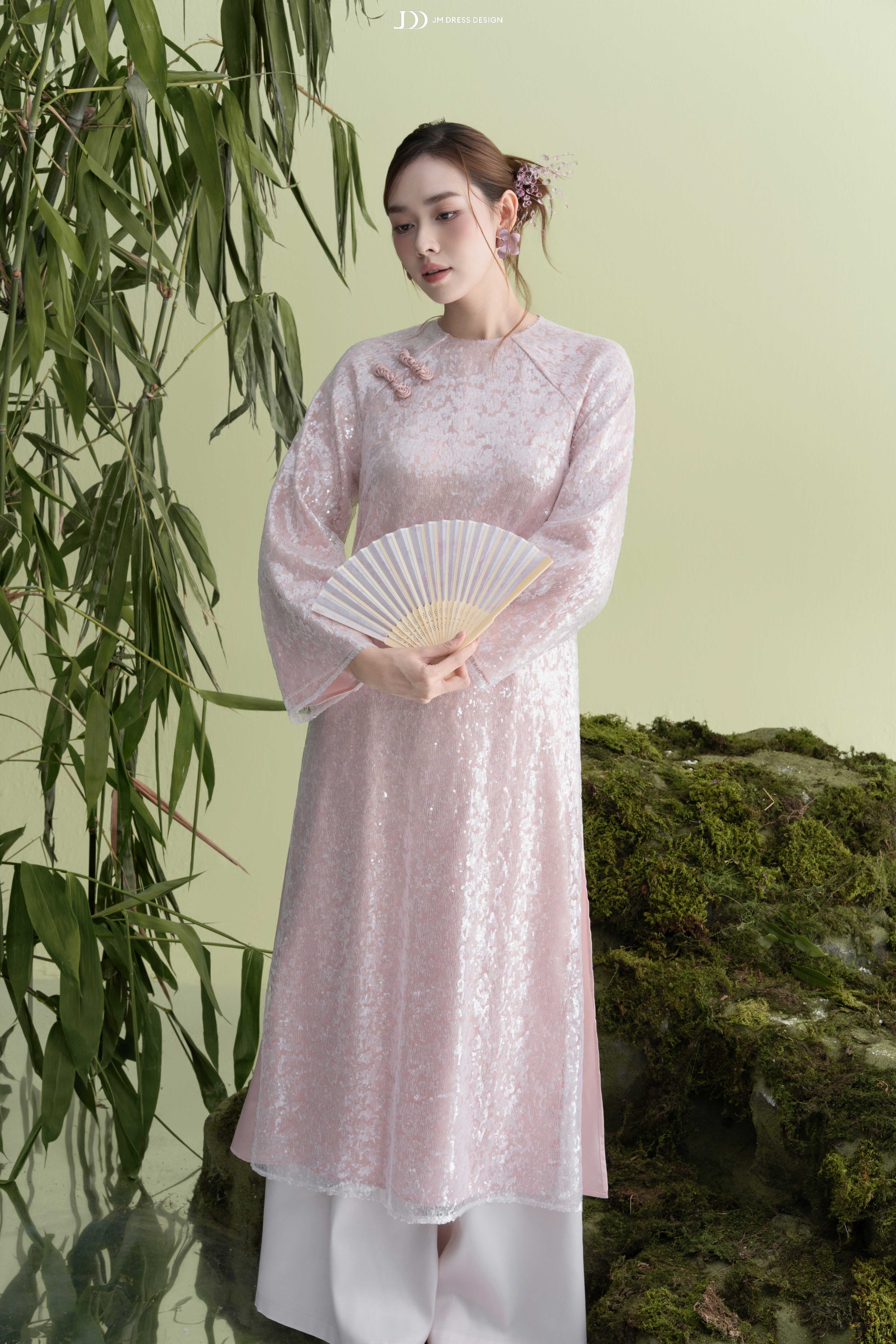 Áo dài dáng suông đính cúc tàu