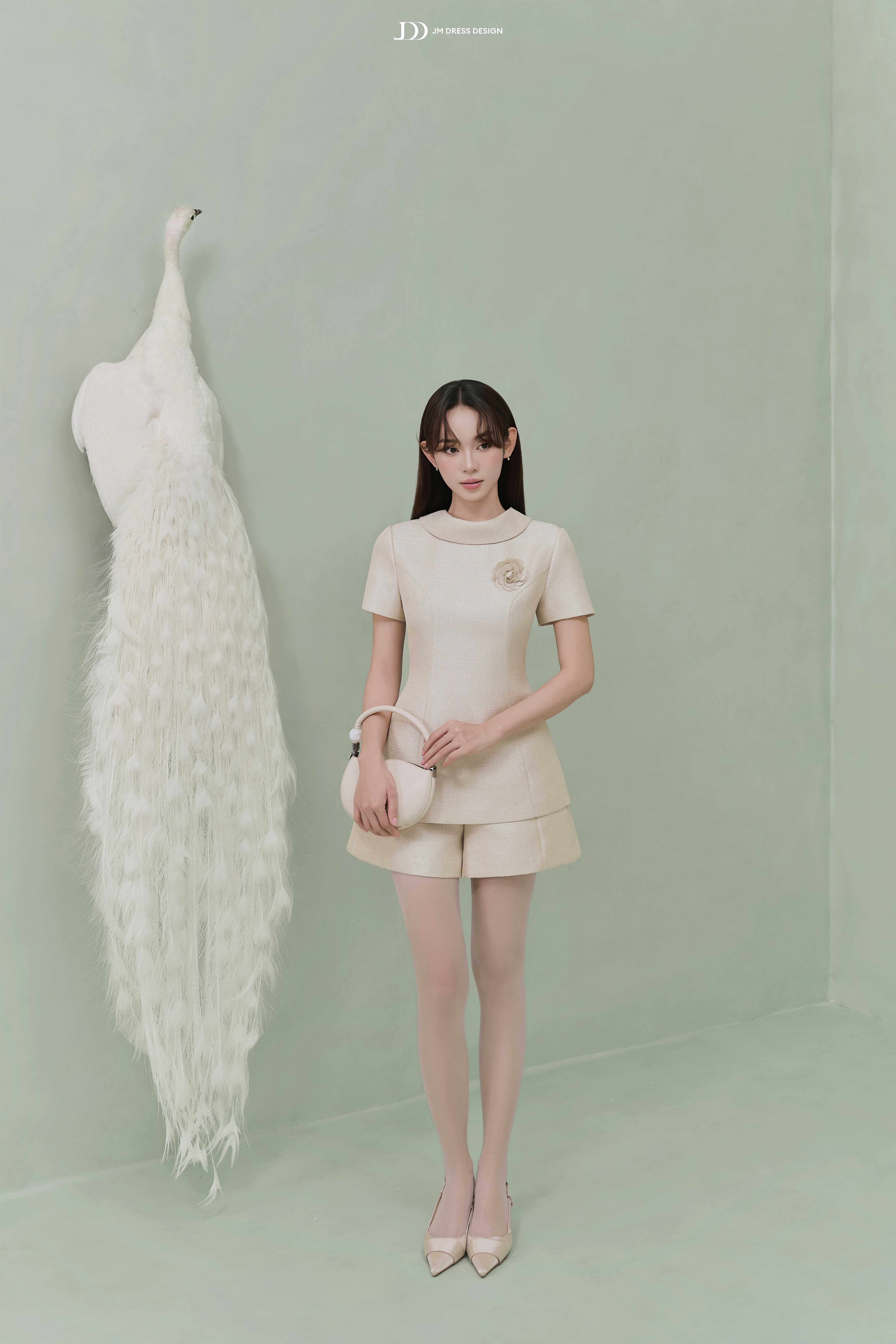 Áo dáng ôm cổ bẻ