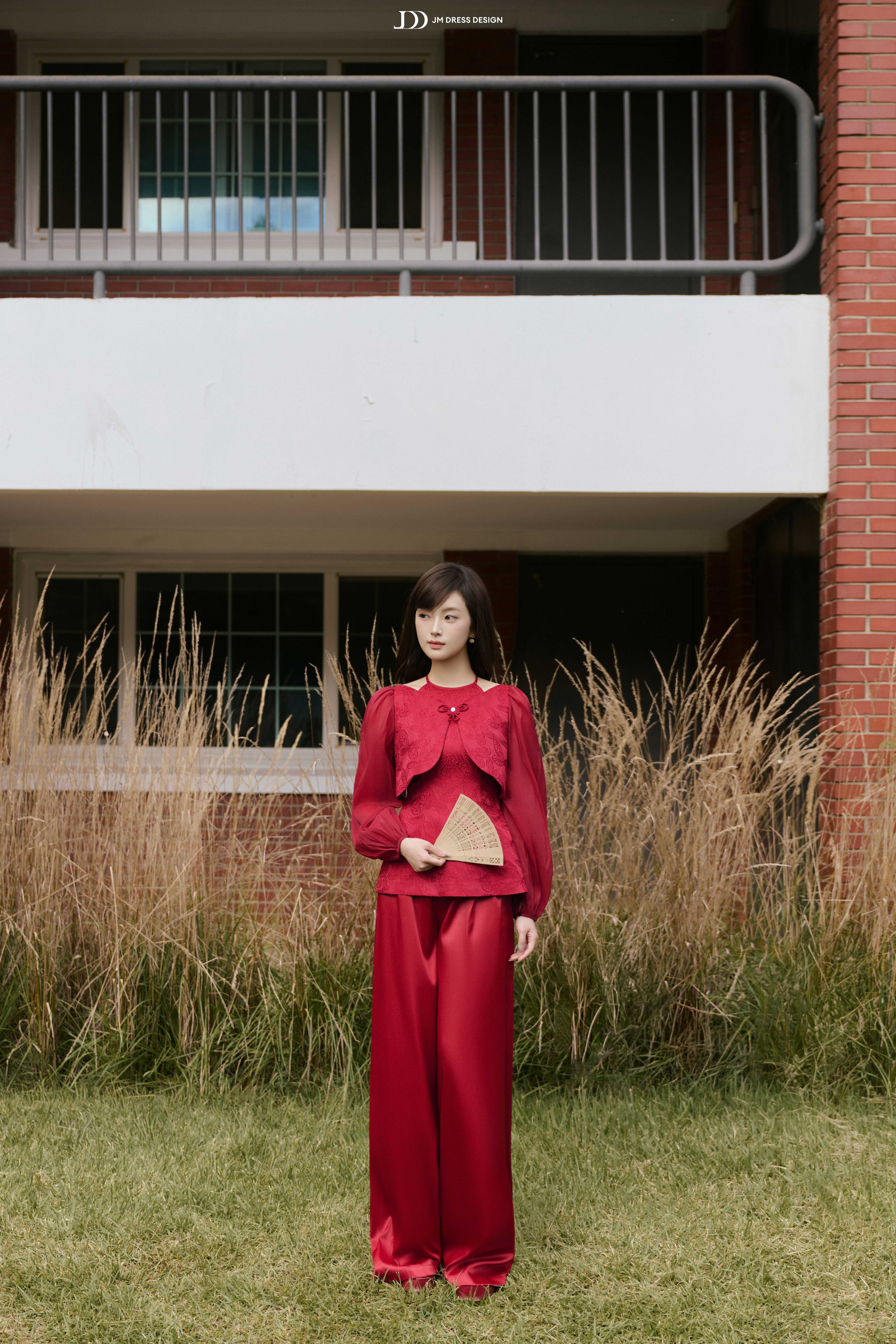 Áo dáng ôm phối tà bong tay tơ