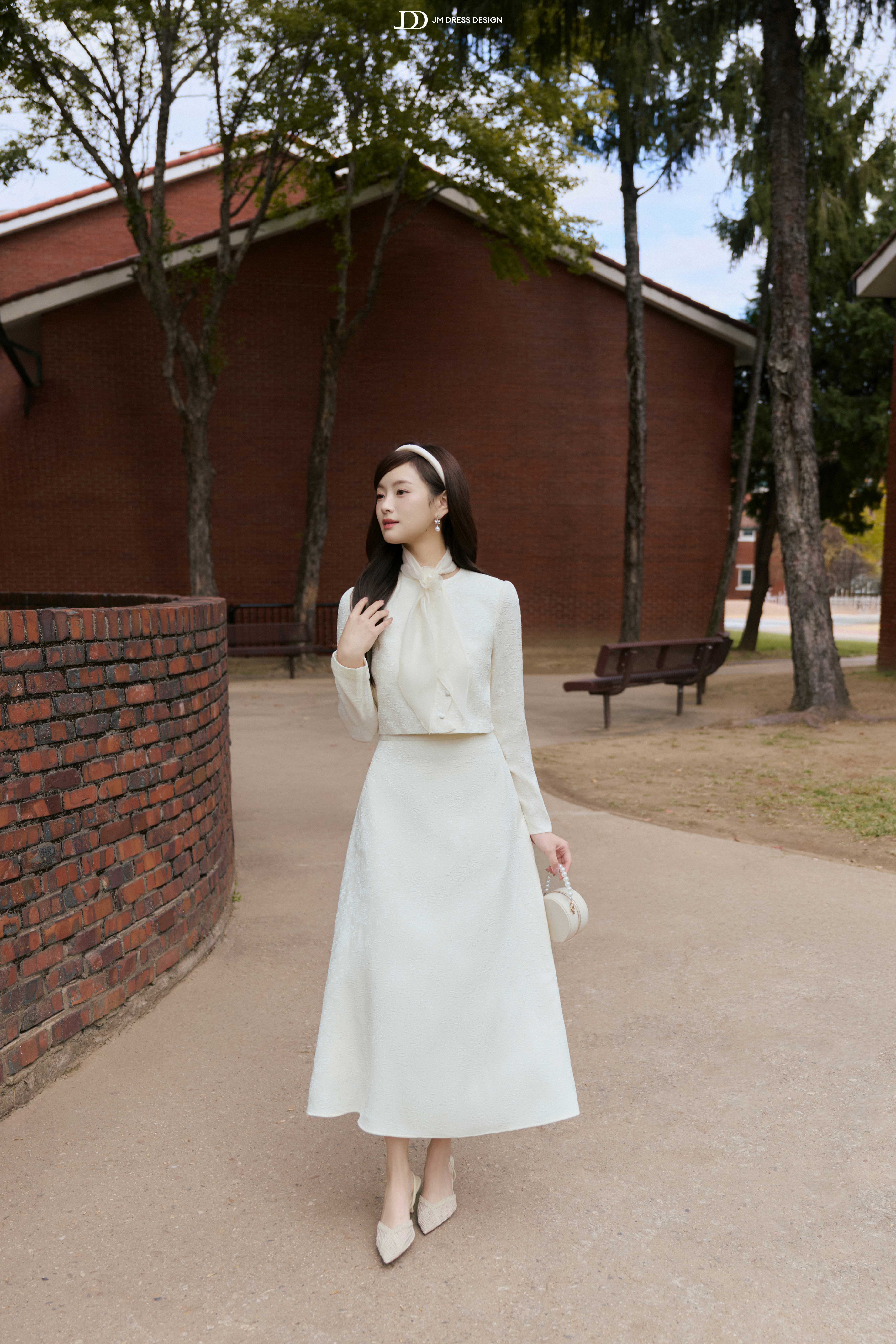 Áo gấm cổ tròn nẹp sóng cách điệu