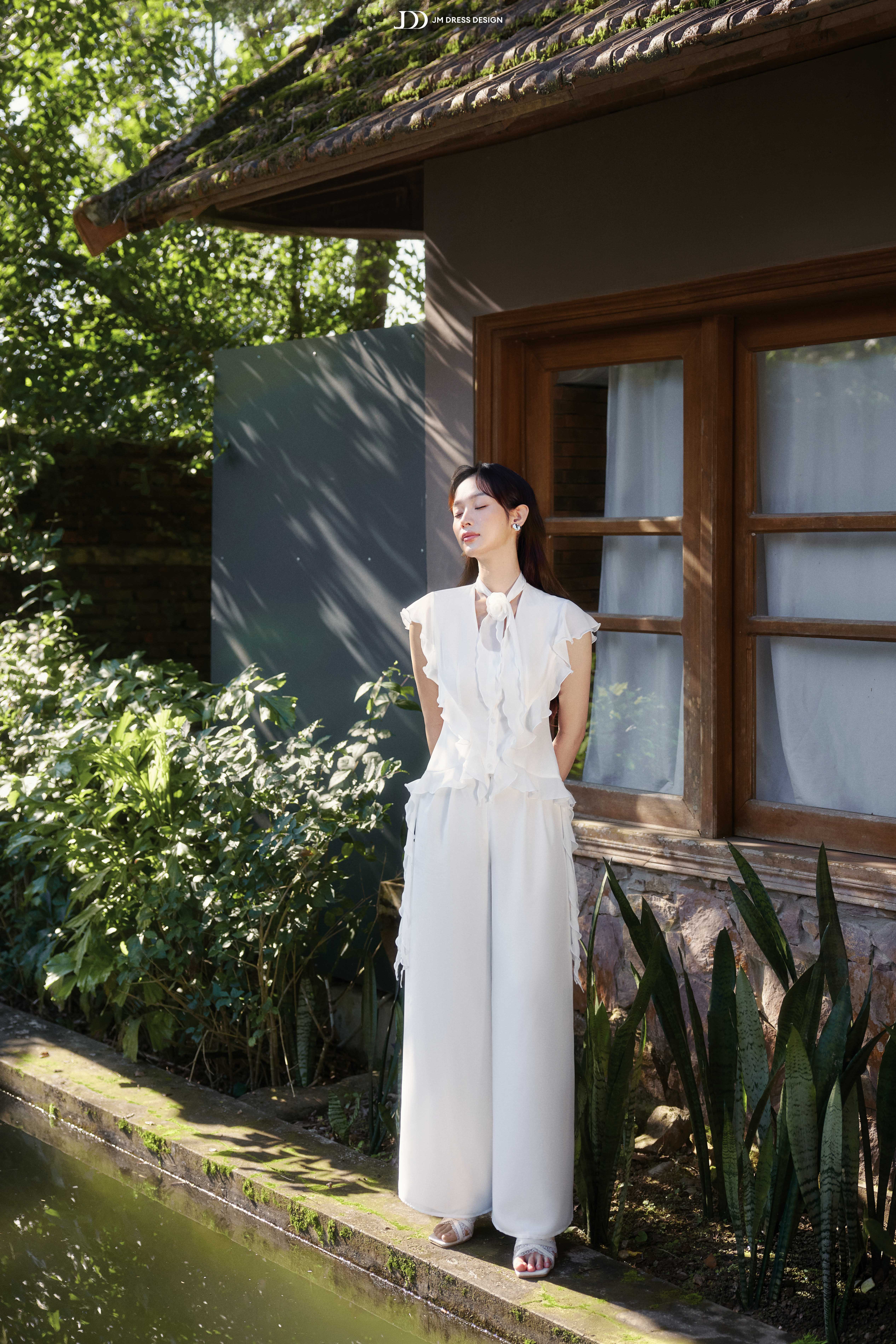 Áo kiểu bèo đổ cổ U, khăn cổ cách điệu