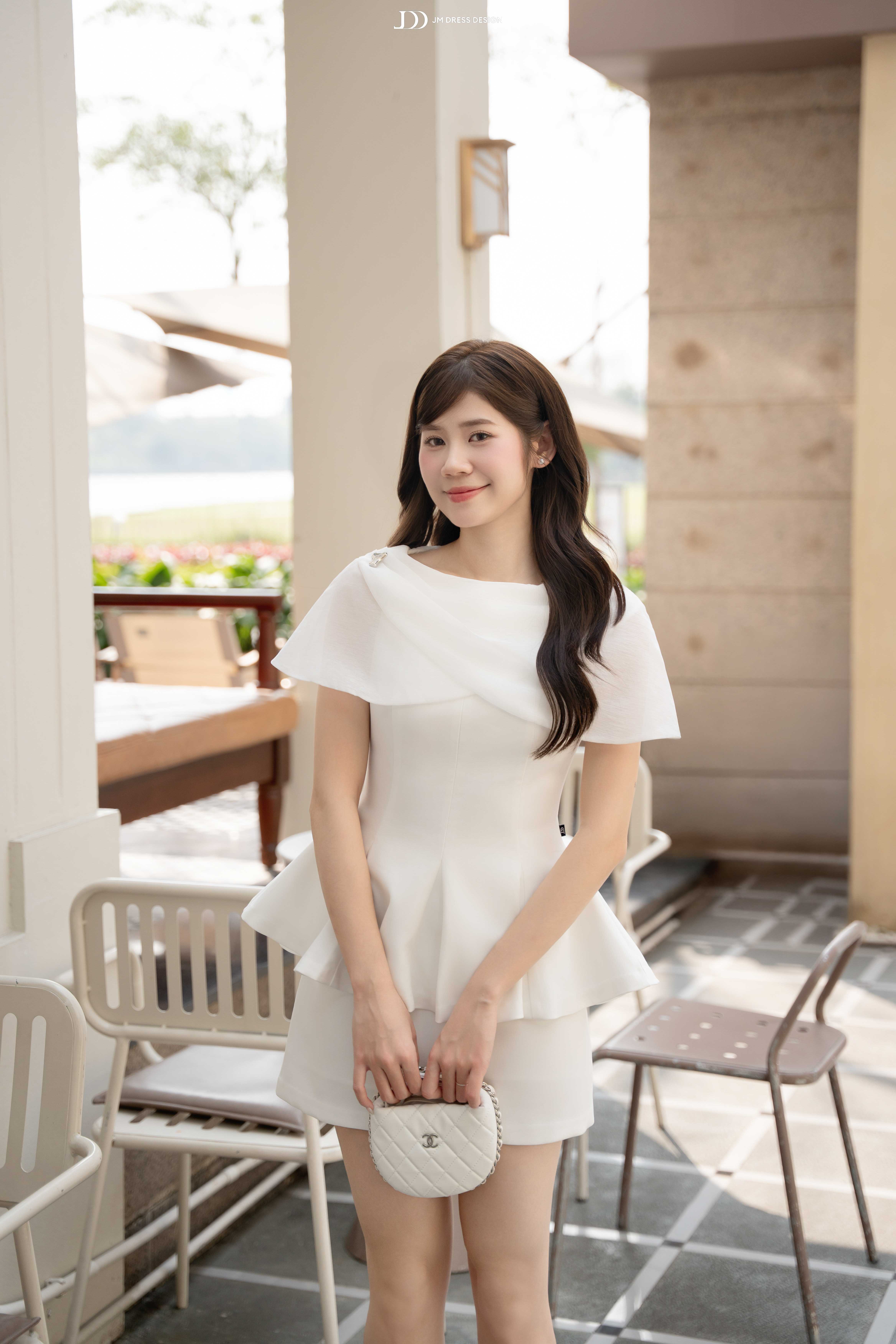 Áo kiểu cổ ngang đuôi cá, cape xếp ly