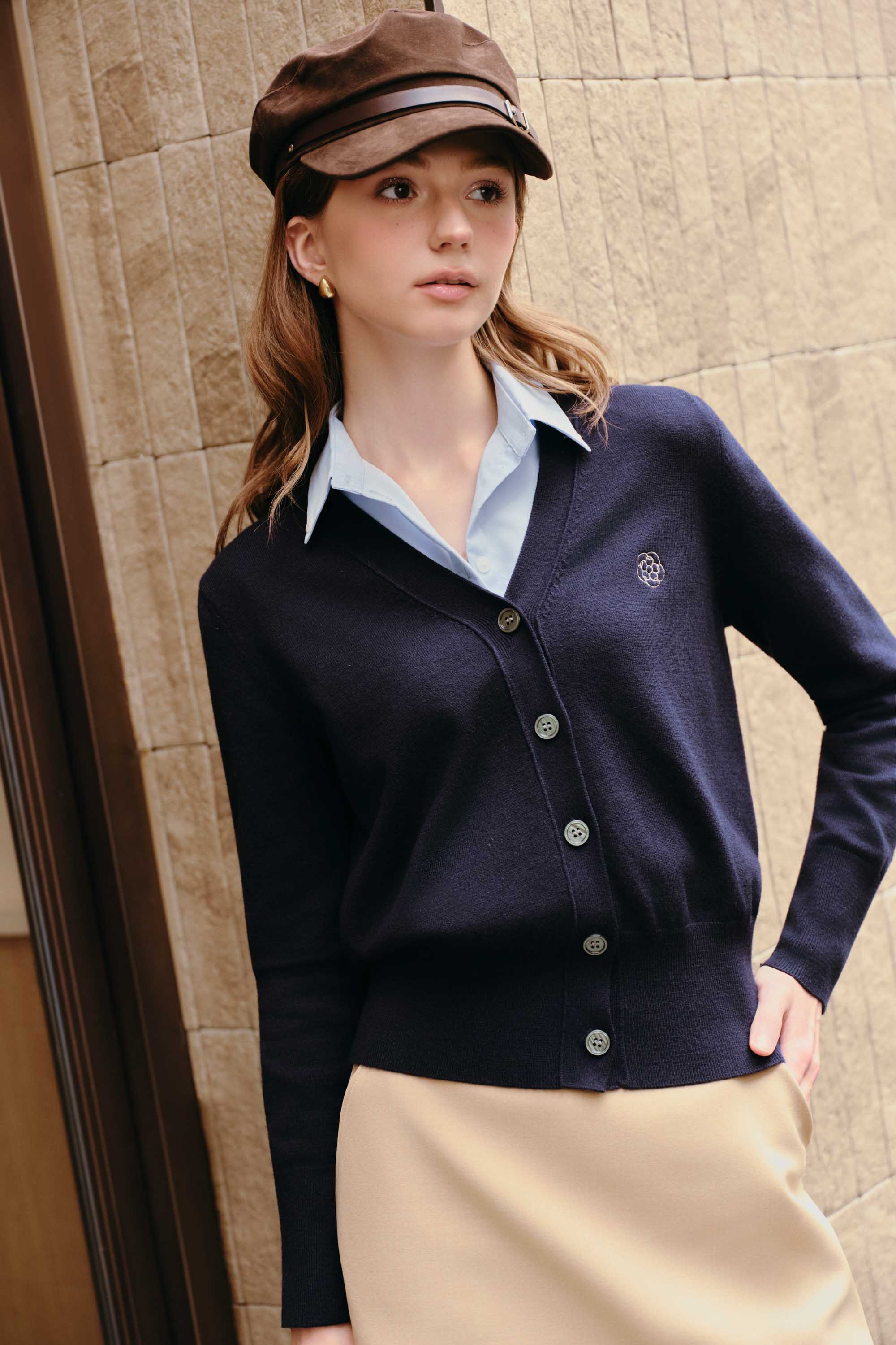 Áo len cổ V dáng suông